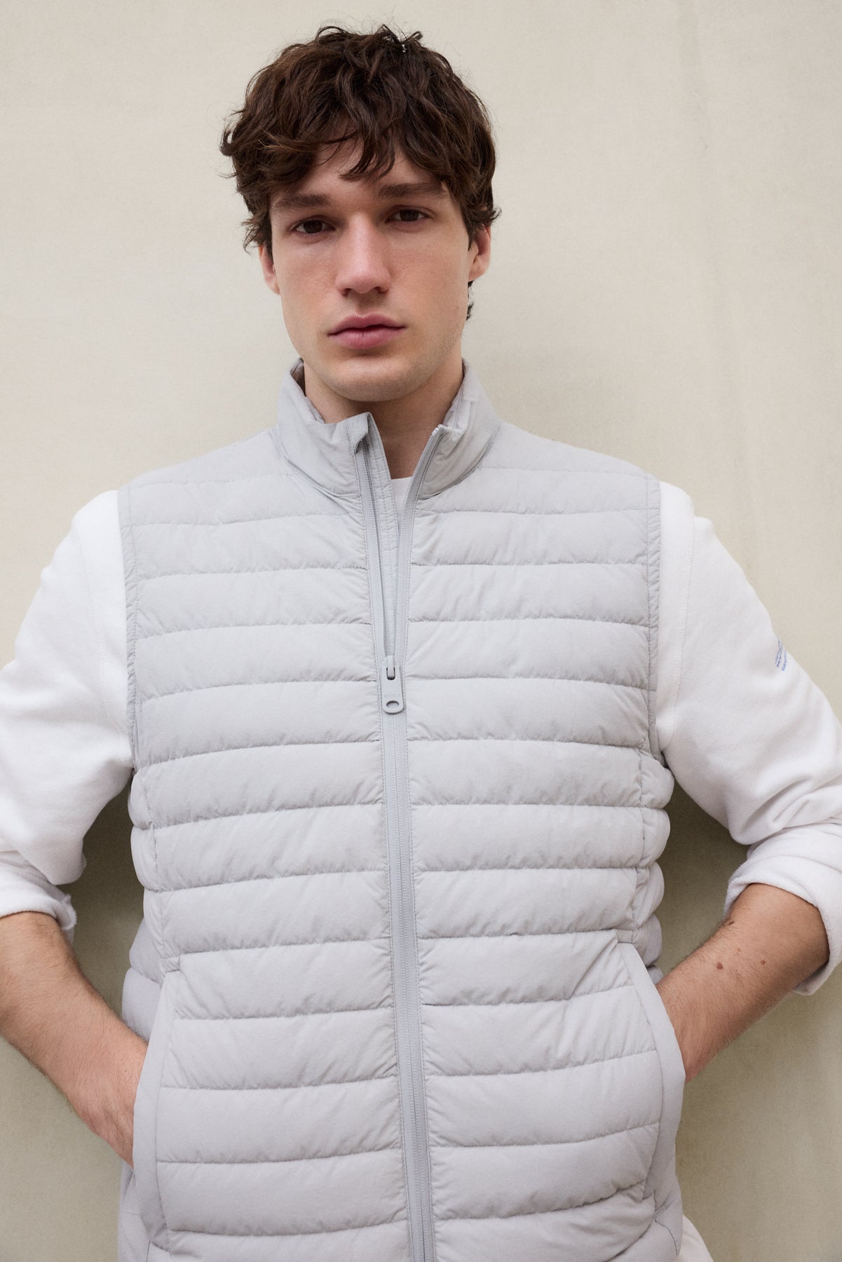 chaleco-bels-ecoalf-poliamida-reciclada-gris-hombre-repelente-al-agua image 2