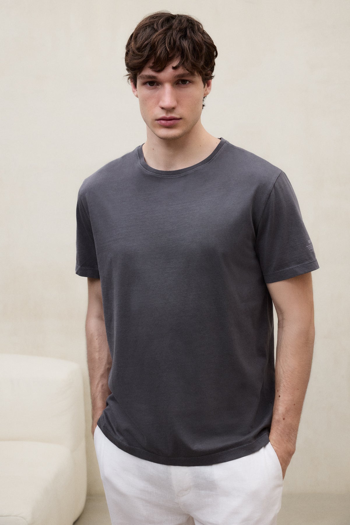 camiseta-vent-de-ecoalf-para-hombre-gris-oscuro-fit-regular-100-algod-n-reciclad image 2