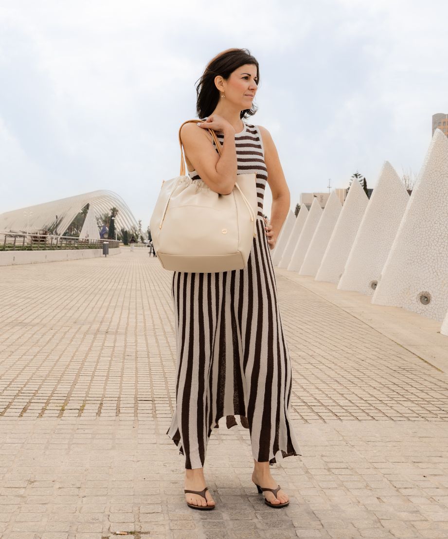 bolso-urban-xana-shopping-de-pu-beige-con-cierre-de-cordones-ajustable image 3