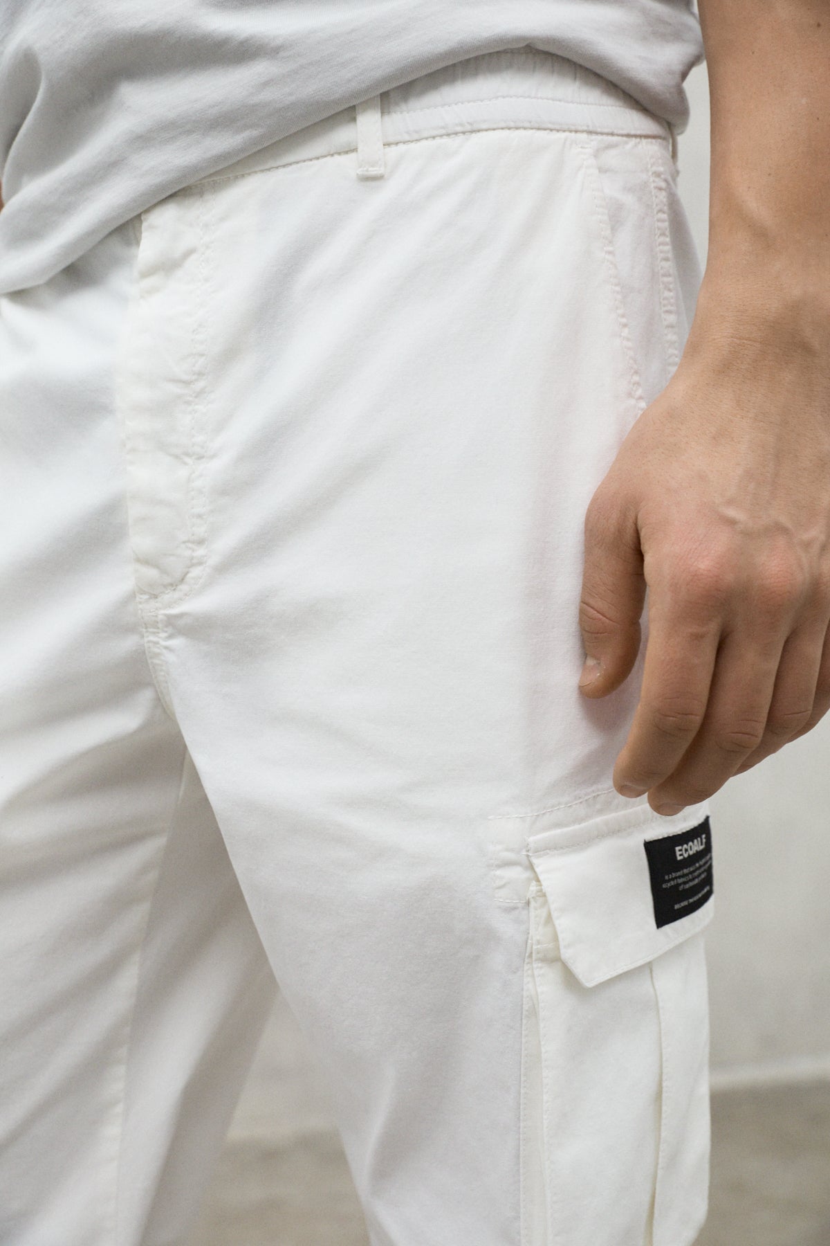 pantalones-ethicargo-de-ecoalf-para-hombre-blancos-algod-n-reciclado image 4