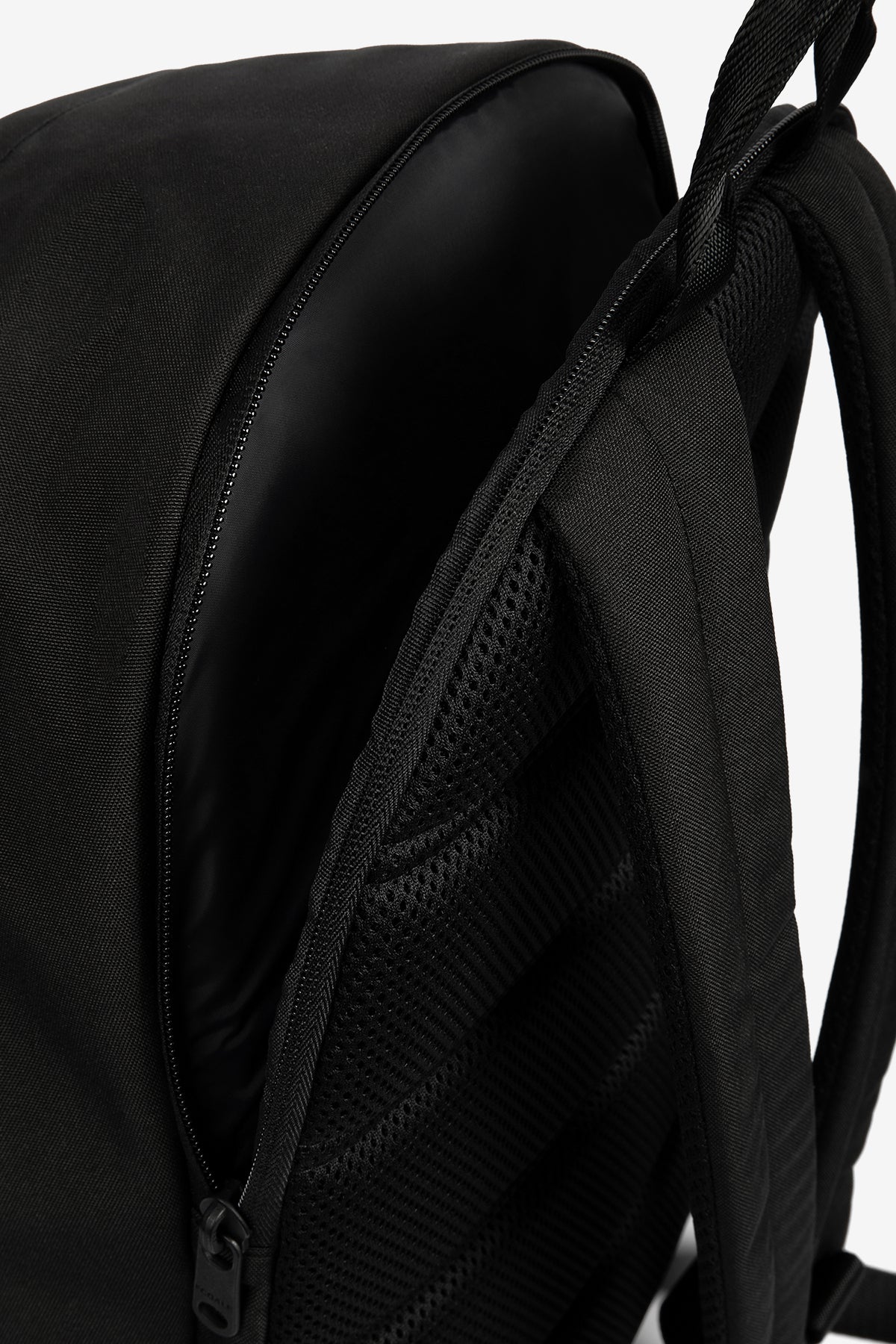 mochila-wakai-negra-de-ecoalf image 4