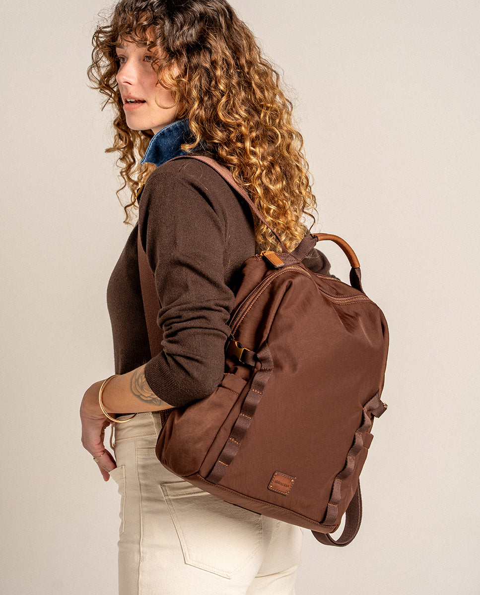 abbacino-mochila-mujer-materiales-reciclados-marr-n image 2