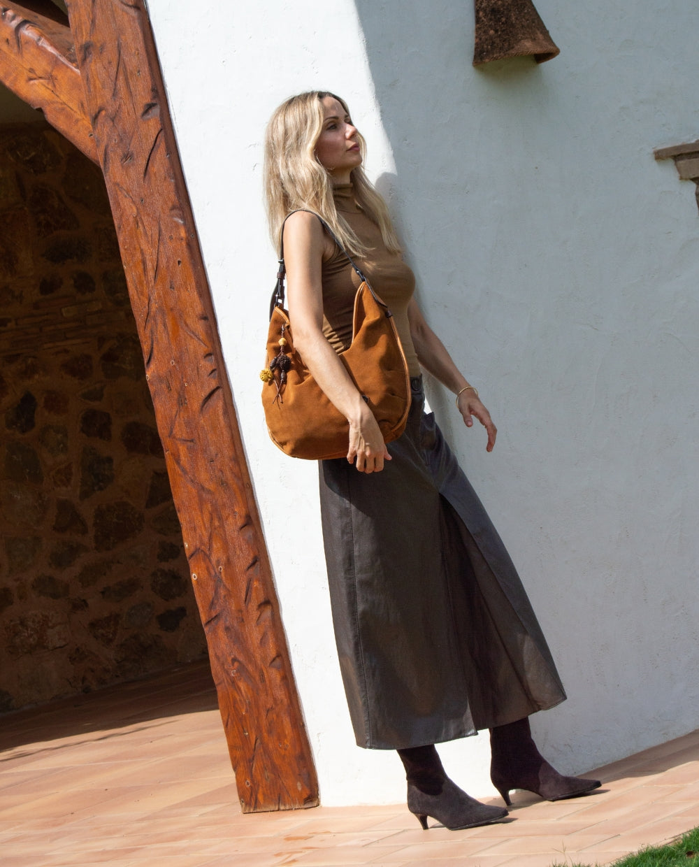 bolso-hobo-kbas-de-piel-serraje-urban-castellana-color-cuero-37x15x32-cm image 2