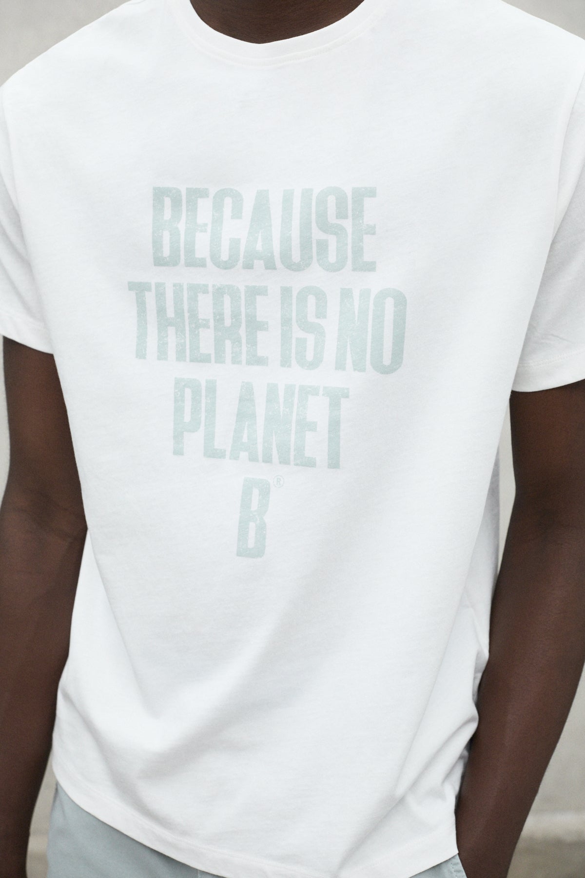 camiseta-ecoalf-min-blanca-de-hombre-50-algod-n-reciclado-y-50-org-nico-estampad image 4