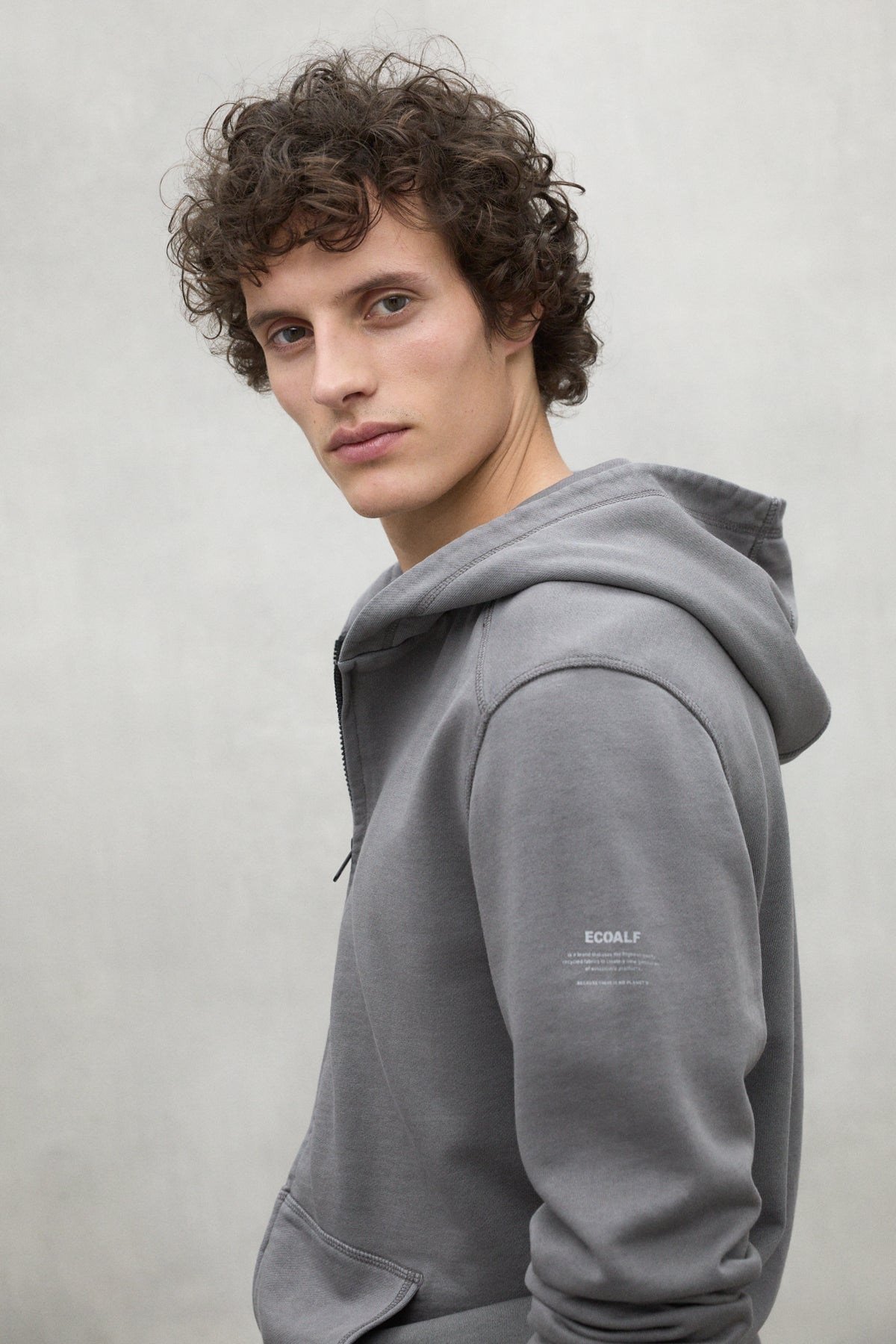 sudadera-rena-gris-oscuro-de-hombre-ecoalf image 3