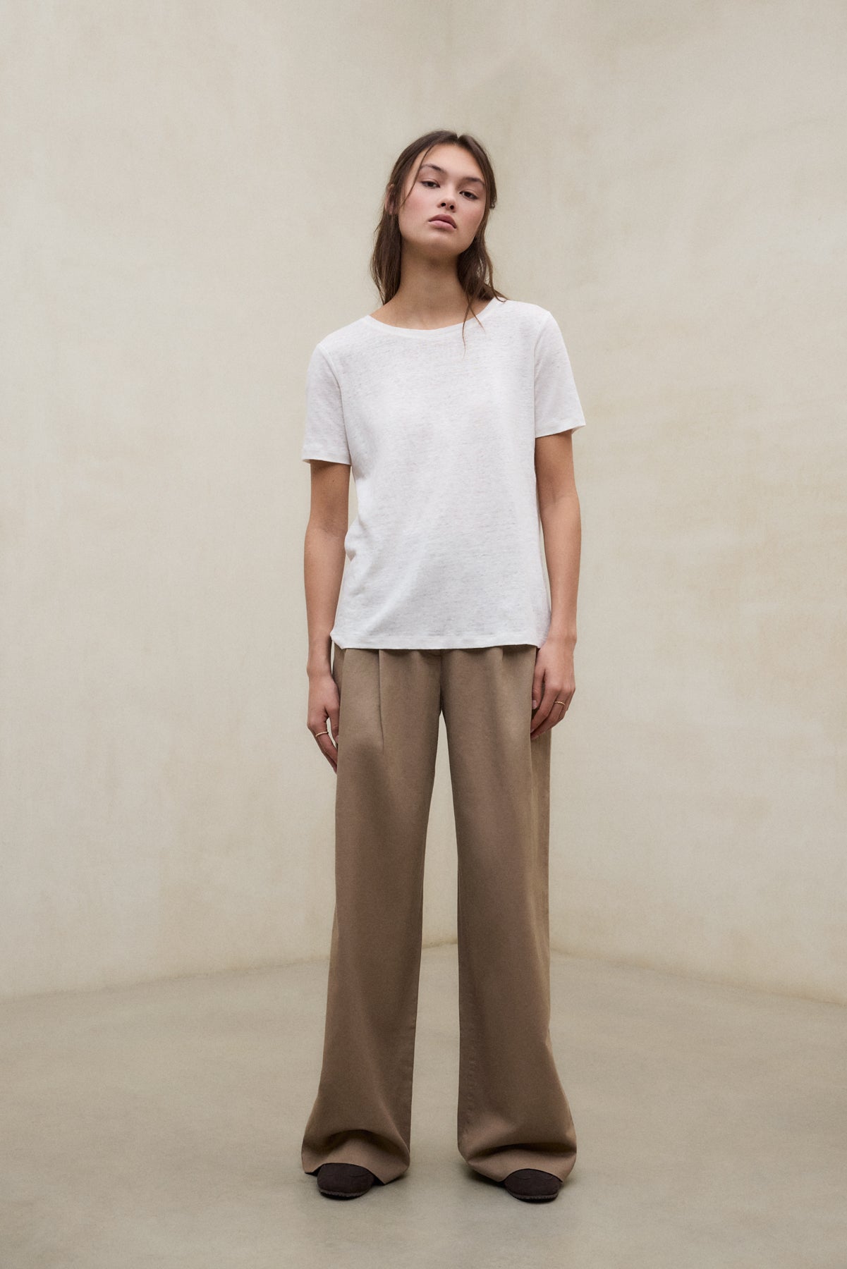 pantalones-de-lino-ecoalf-miel-beige-para-mujer-tiro-alto-pliegues-delanteros-61 image 1