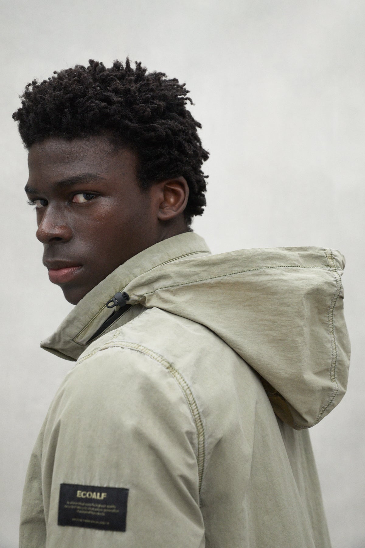 chaqueta-rigi-de-ecoalf-para-hombre-khaki-con-m-ltiples-bolsillos image 4