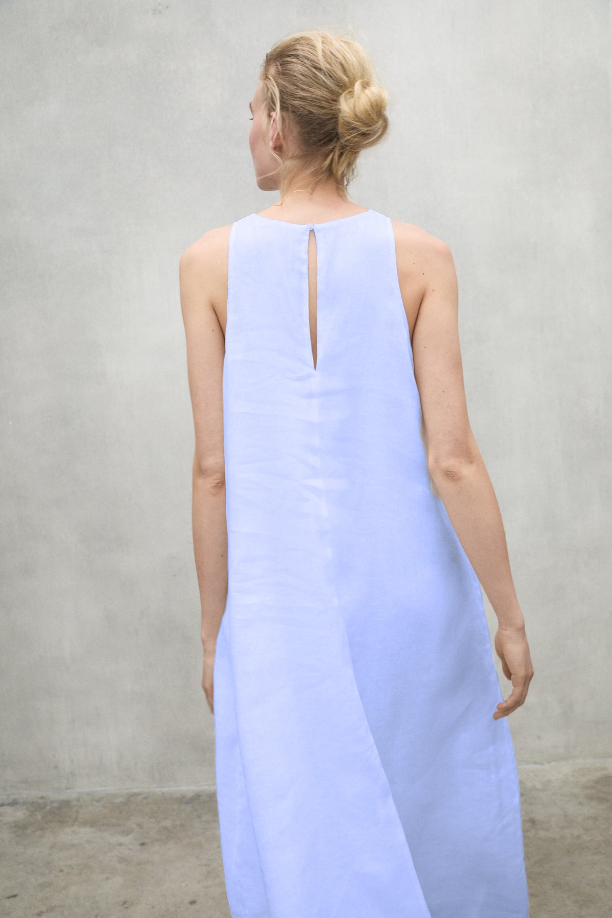 vestido-ecoalf-ukara-azul-claro-de-mujer-lino-reciclado-fit-holgado-con-bolsillo image 3