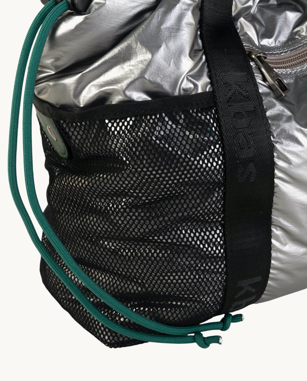 tote-kbas-de-nylon-metalizado-color-plata-36-x-16-x-27-cm-asa-de-mano-y-bandoler image 3