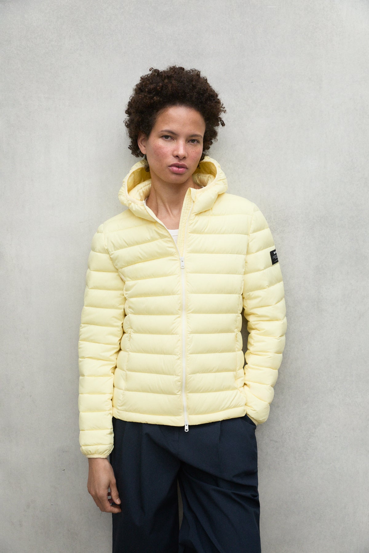 chaqueta-ecoalf-atlantic-amarilla-para-mujer-poliamida-100-reciclada-ultraligera image 2