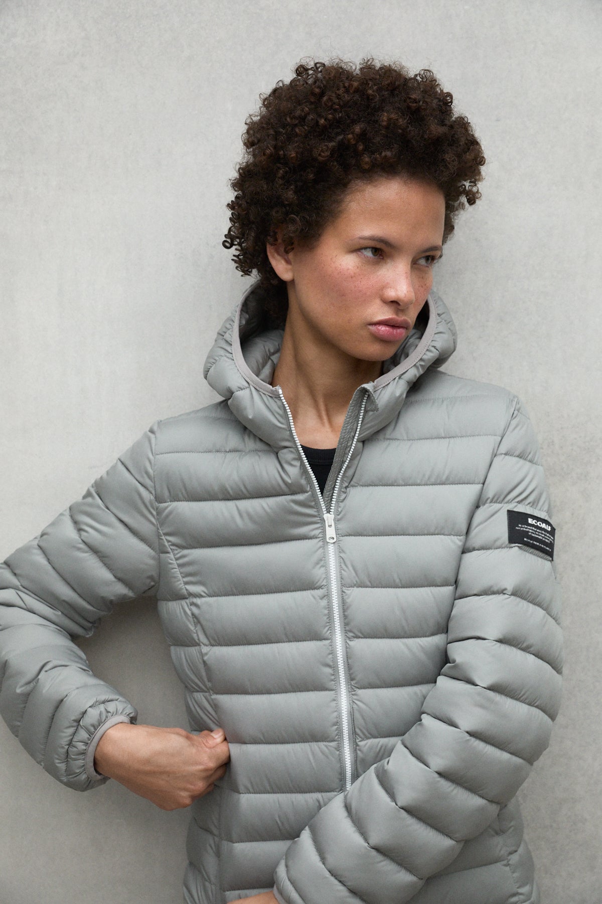 chaqueta-atlantic-gris-claro-de-mujer-ecoalf-poliamida-reciclada-ultraligera image 3