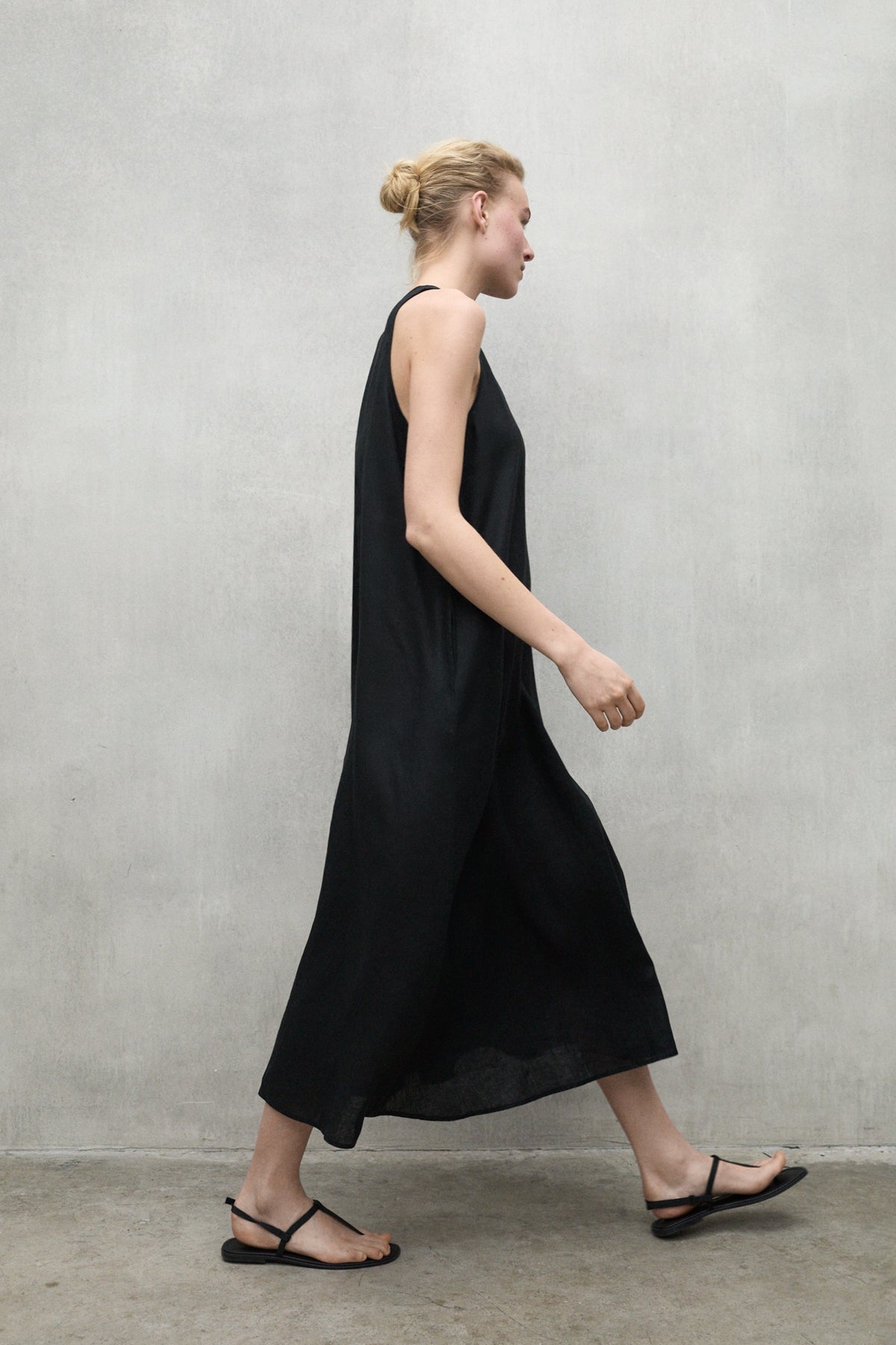 vestido-ukara-de-ecoalf-para-mujer-20-lino-reciclado-color-negro image 3