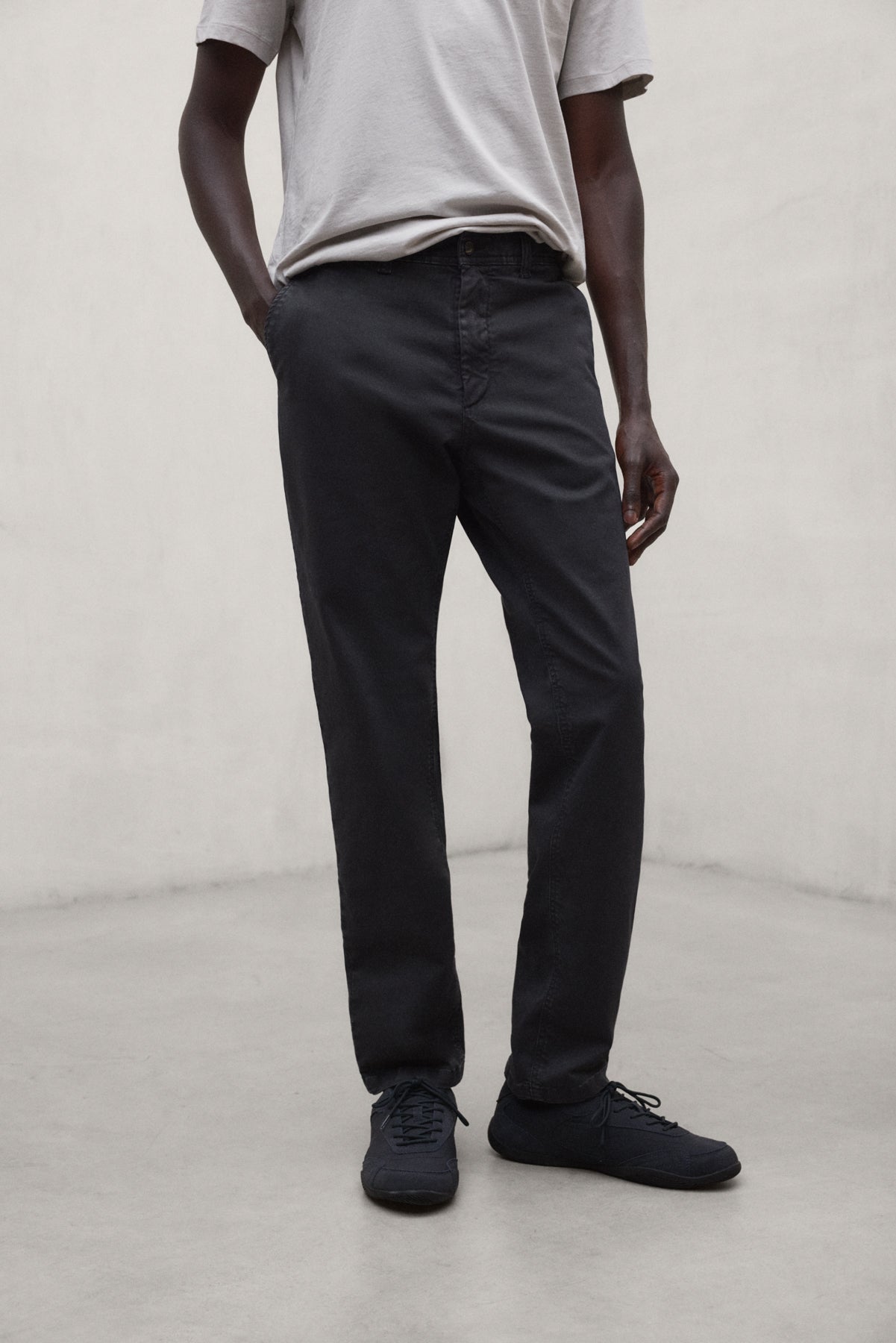 pantal-n-ethiwin-ecoalf-de-algod-n-regenerativo-gris-oscuro-fit-regular image 2