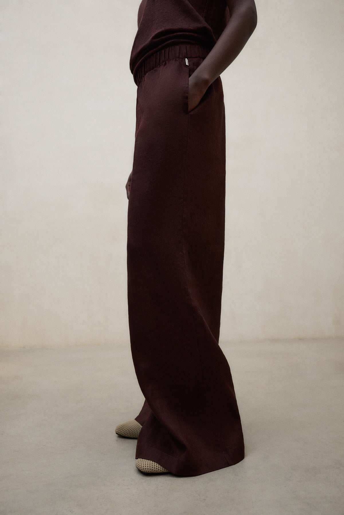 pantalones-mossi-marr-n-ecoalf-para-mujer image 5
