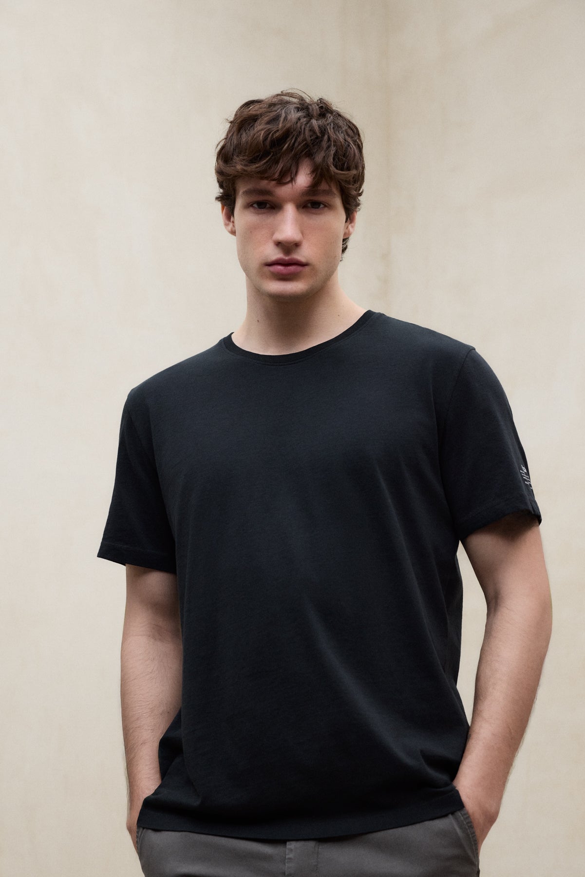 ecoalf-camiseta-vent-negra-de-algod-n-reciclado image 1