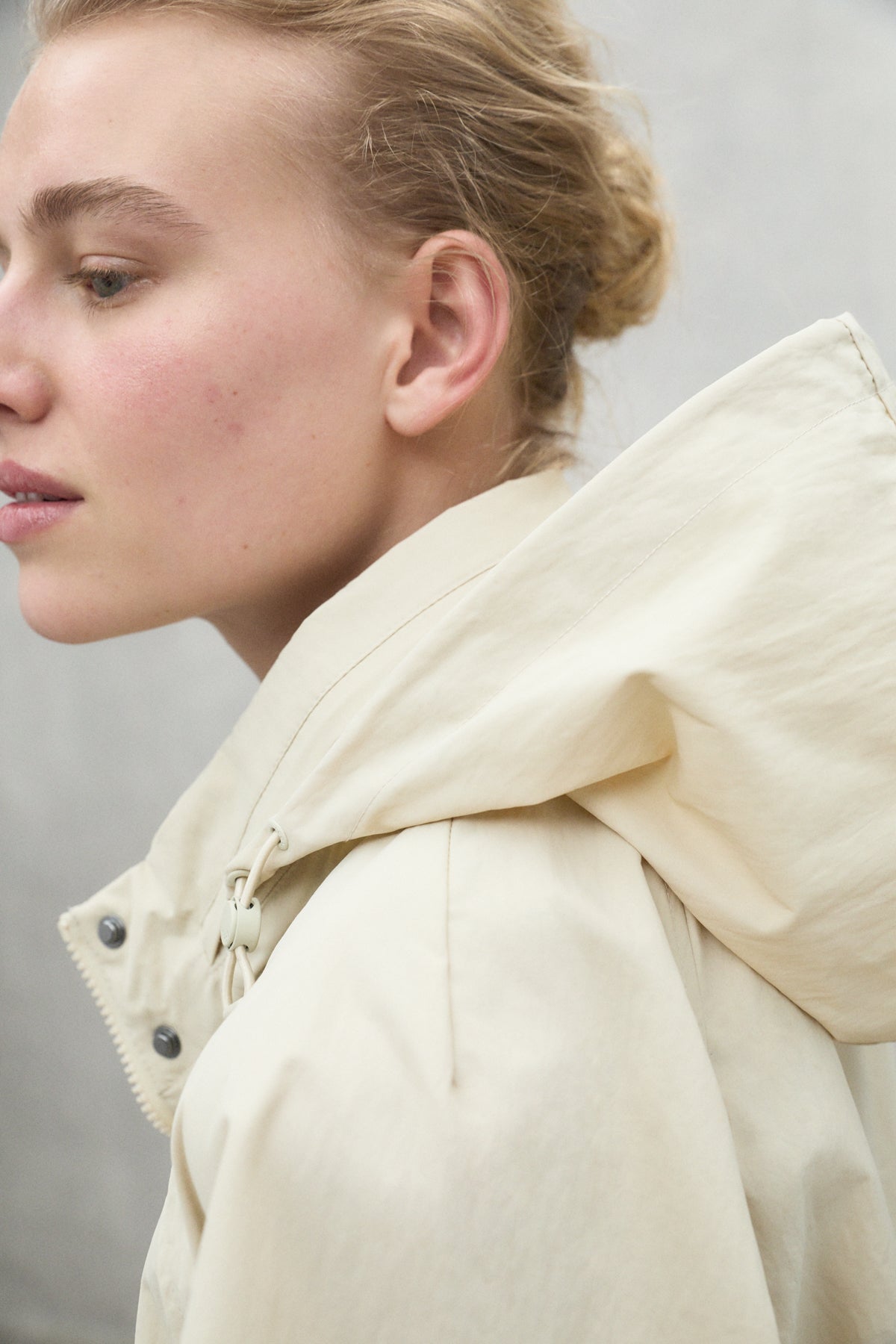 ecoalf-chaqueta-belumut-beige-poliamida-reciclada-impermeable image 5