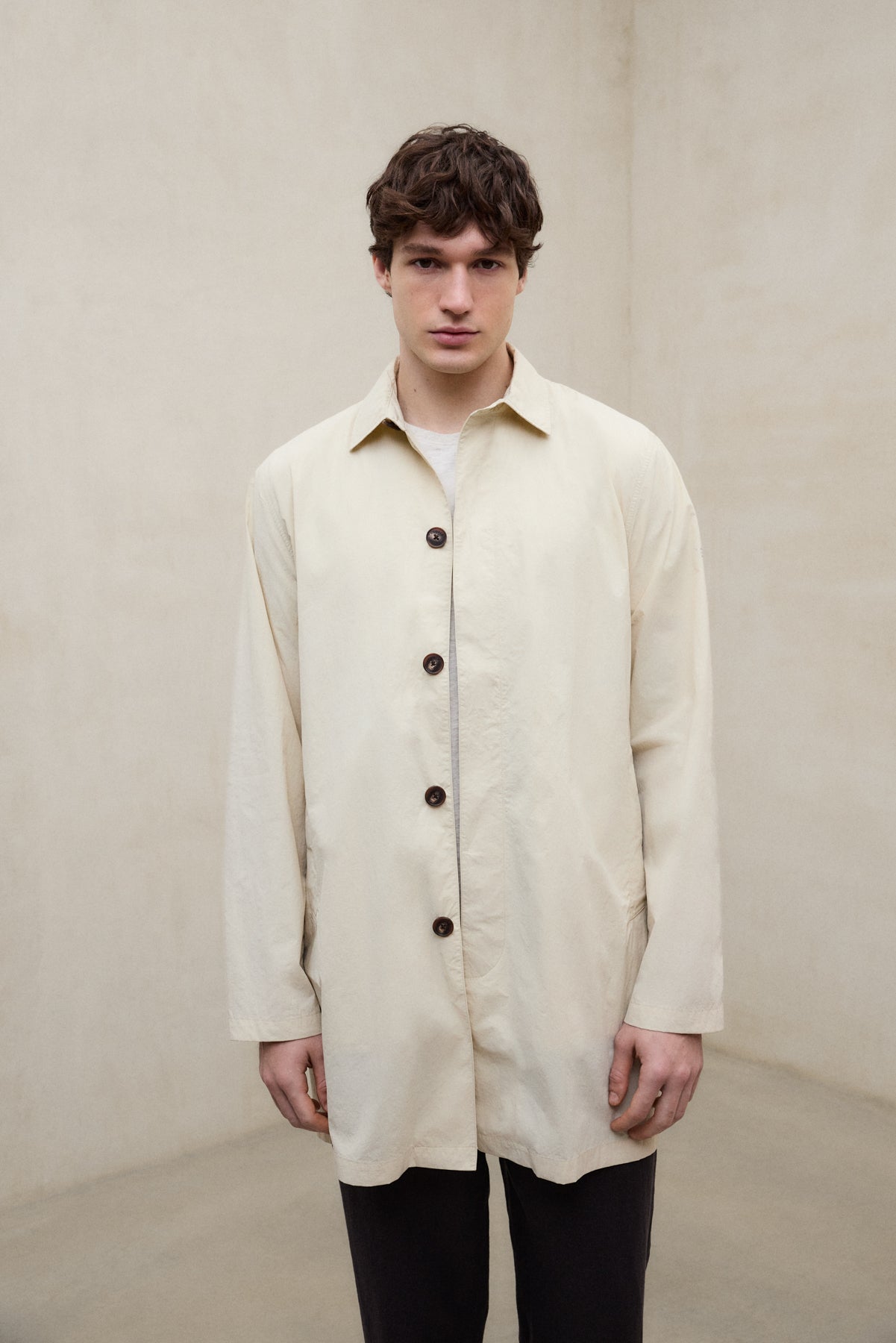 gabardina-ecoalf-vestal-packable-beige-para-hombre-poliamida-reciclada-repelente image 2