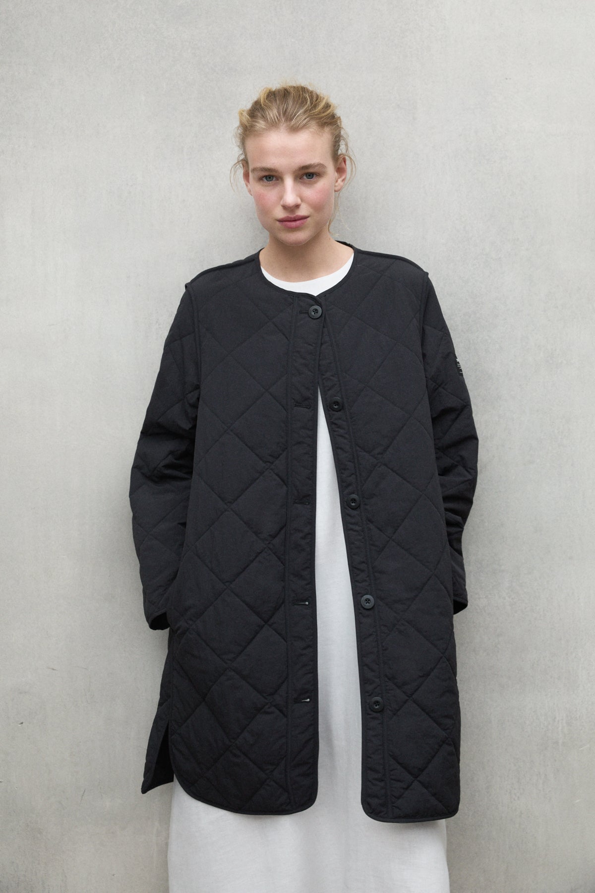 ecoalf-chaqueta-mayen-negra-100-poliamida-reciclada-fit-holgado-y-largo-bajo-la- image 2