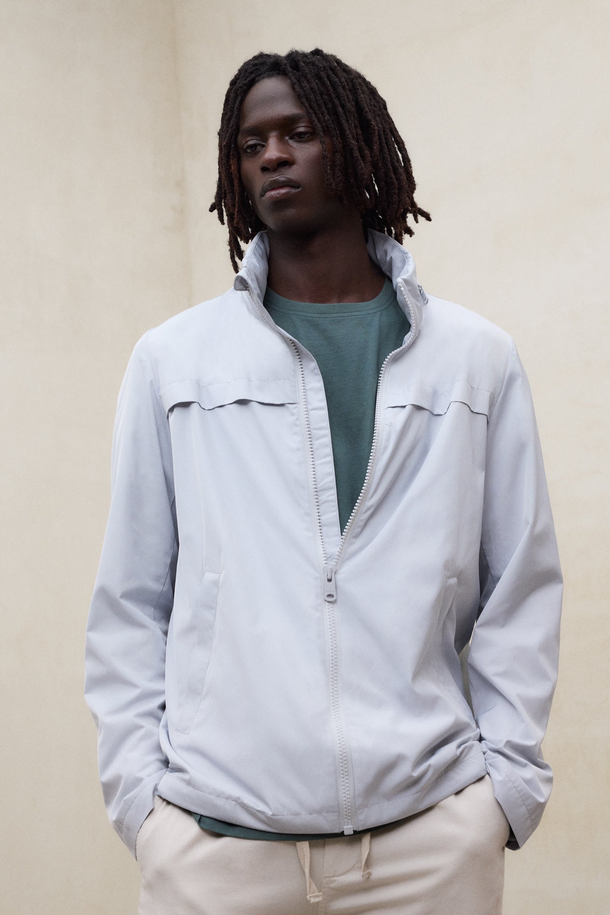 chaqueta-ecoalf-beni-gris-de-hombre-poli-ster-reciclado-con-capucha image 2