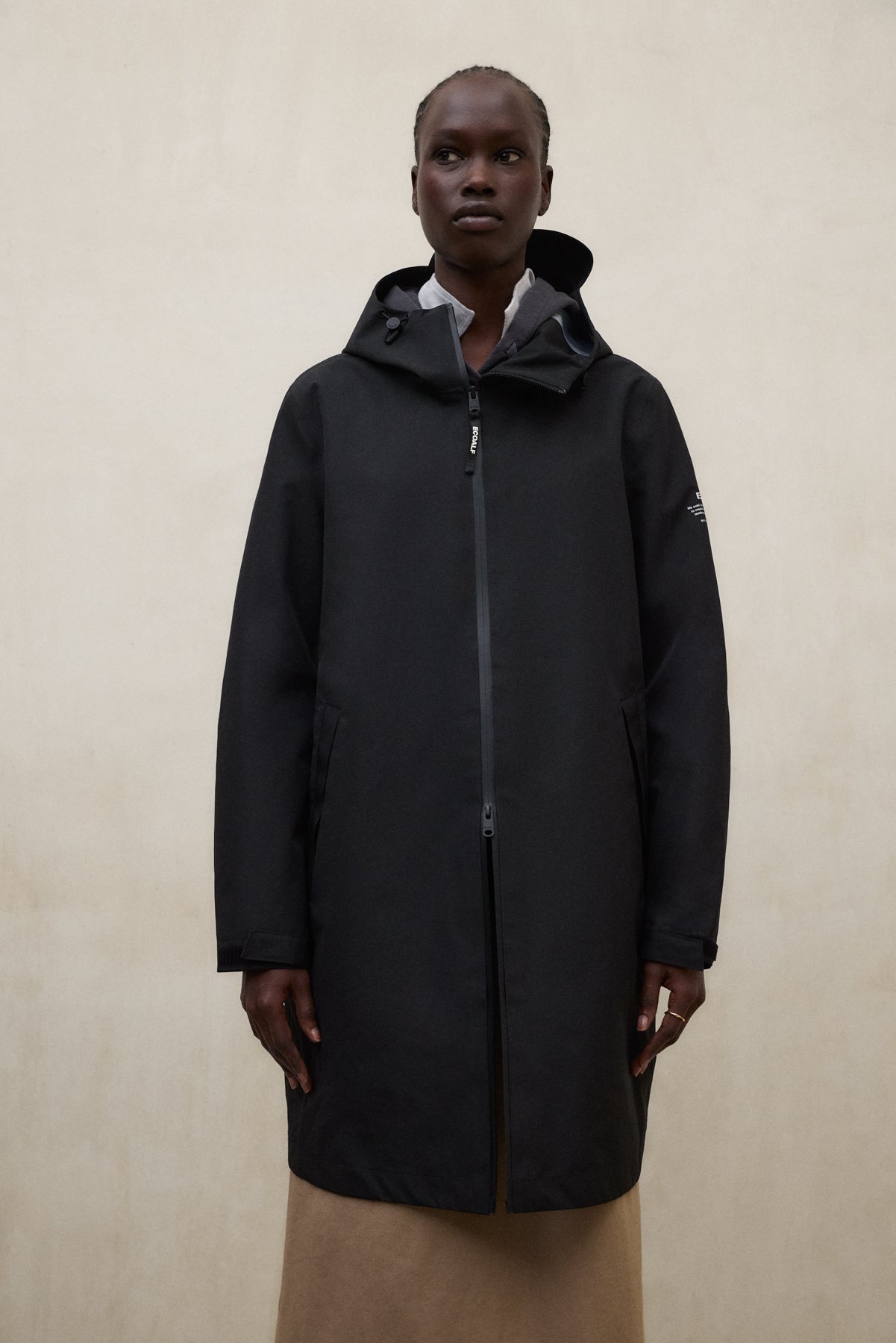 chaqueta-neve-negra-ecoalf-para-mujer image 2