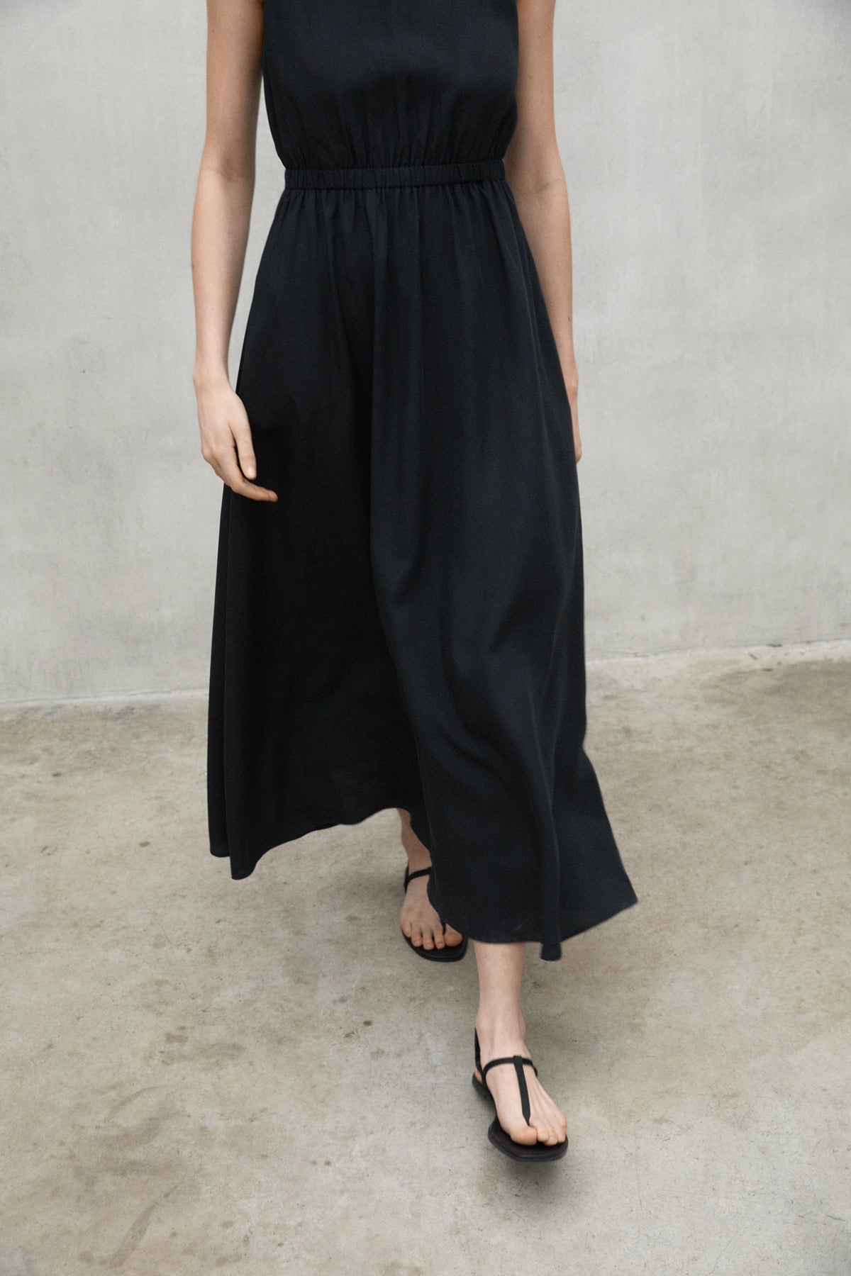 ecoalf-vestido-karl-negro-de-mujer-tencel-lyocell-con-espalda-abierta image 6
