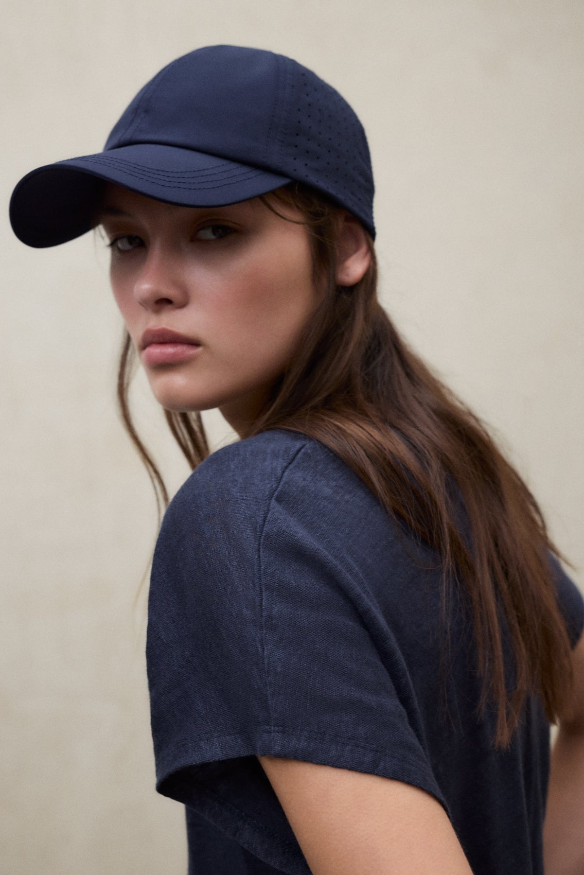 camiseta-arendal-de-ecoalf-para-mujer-100-lino-azul-fit-relajado-escote-en-v image 6