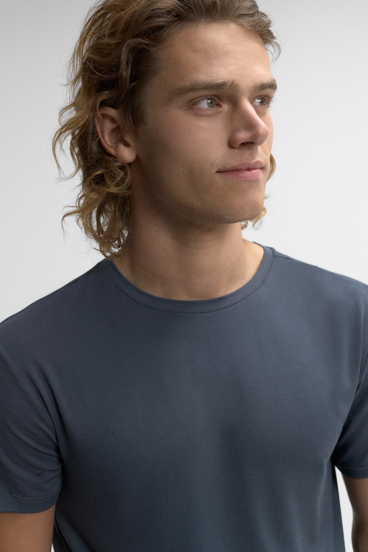 ecoalf-camiseta-amed-gris-de-hombre-micromodal-transpirable-y-ligera image 4