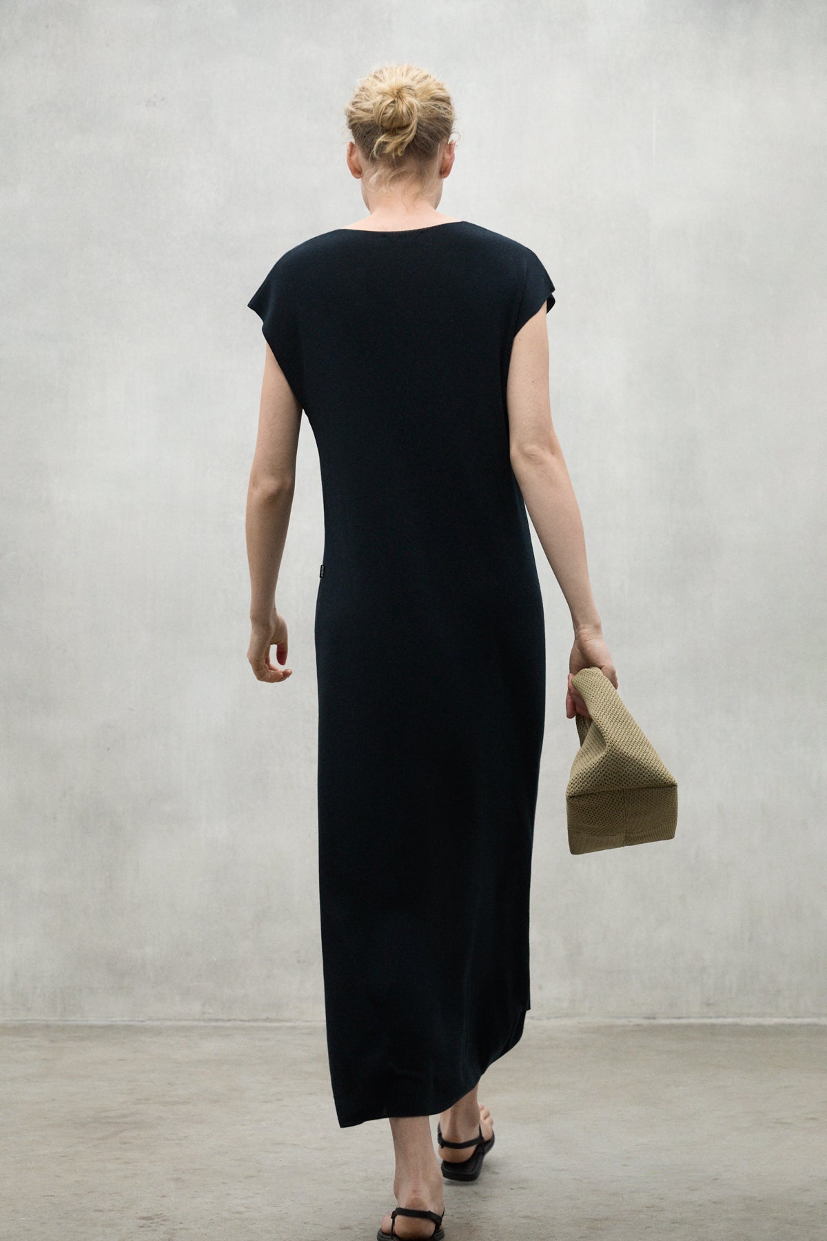 ecoalf-vestido-onyx-negro-tencel-lyocell-fit-holgado-y-cuello-en-v image 4