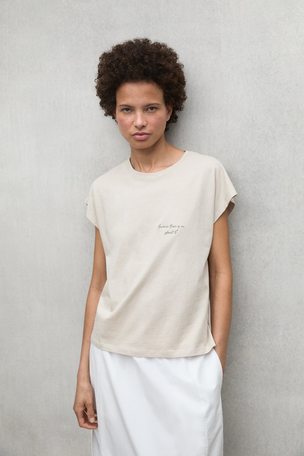 camiseta-ecoalf-namur-beige-de-mujer-50-algod-n-reciclado-fit-holgado image 3