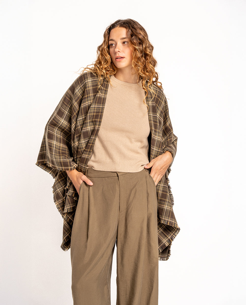 poncho-de-mujer-abbacino-a-cuadros-verde-con-flecos image 1