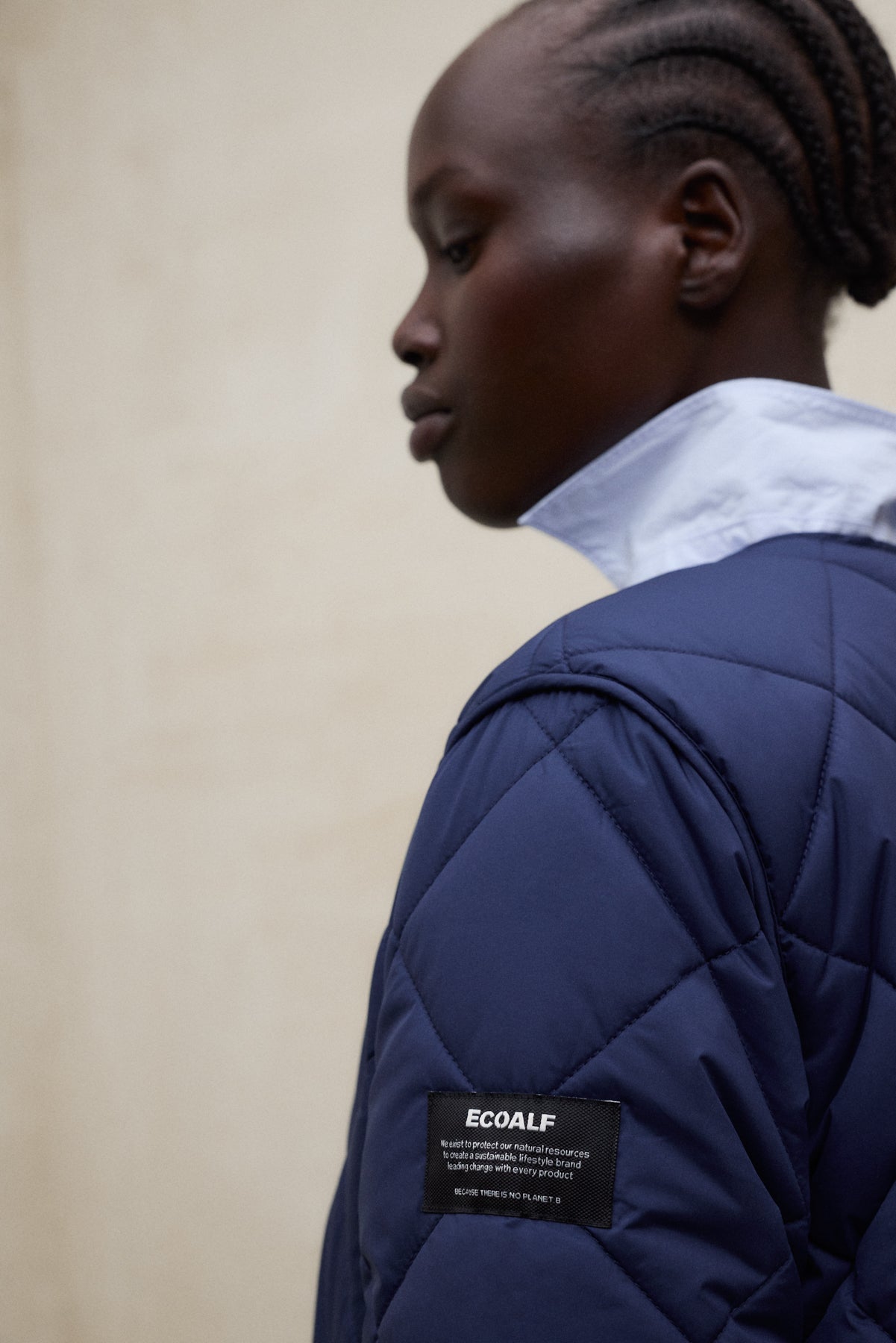 chaqueta-musa-rhomb-azul-marino-de-mujer-ecoalf-poli-ster-reciclado-repelente-al image 4
