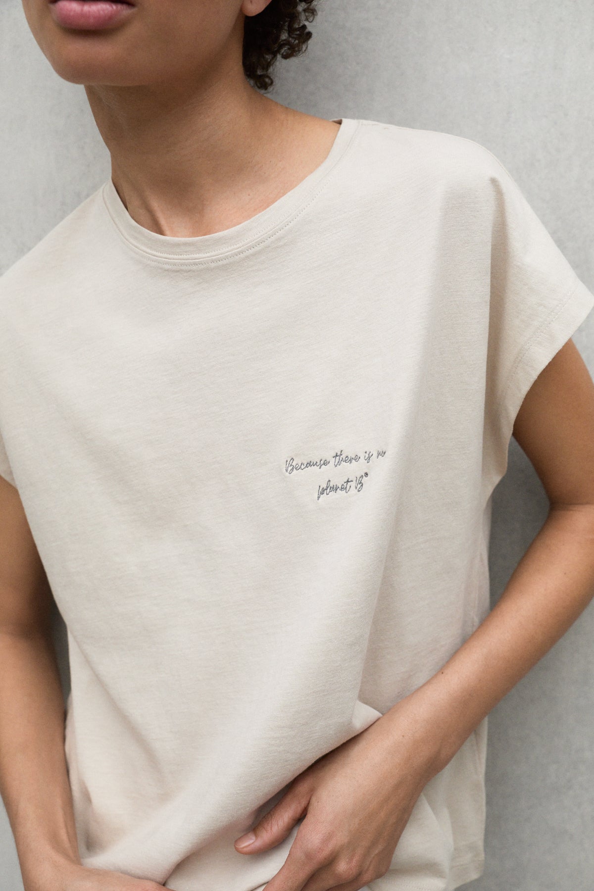 camiseta-ecoalf-namur-beige-de-mujer-50-algod-n-reciclado-fit-holgado image 2