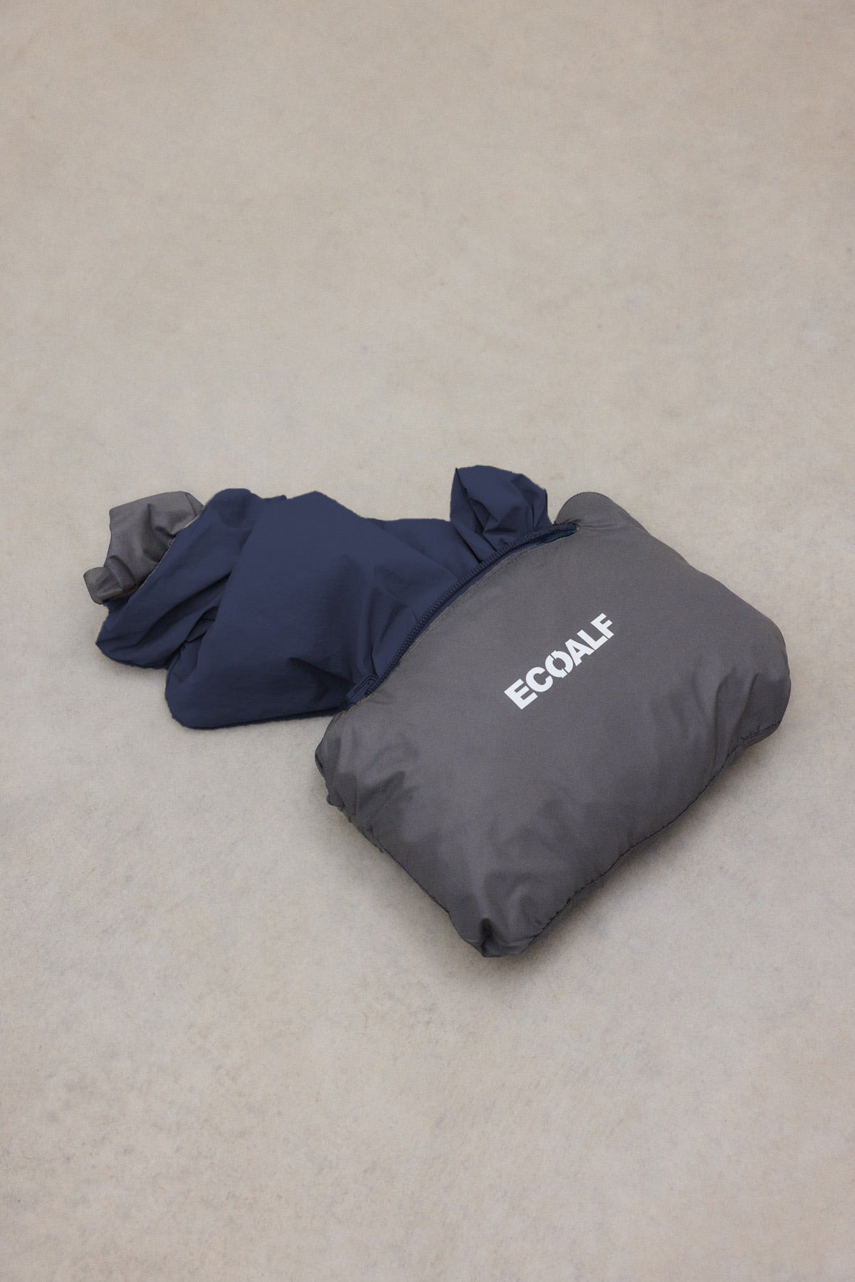 cazadora-ecoalf-eoli-packable-azul-marino-para-hombre image 5