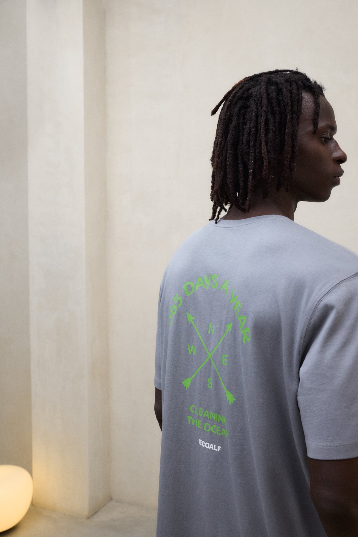 ecoalf-camiseta-clin-gris-oscuro-algod-n-org-nico-fit-relajado-y-estampado-trase image 5