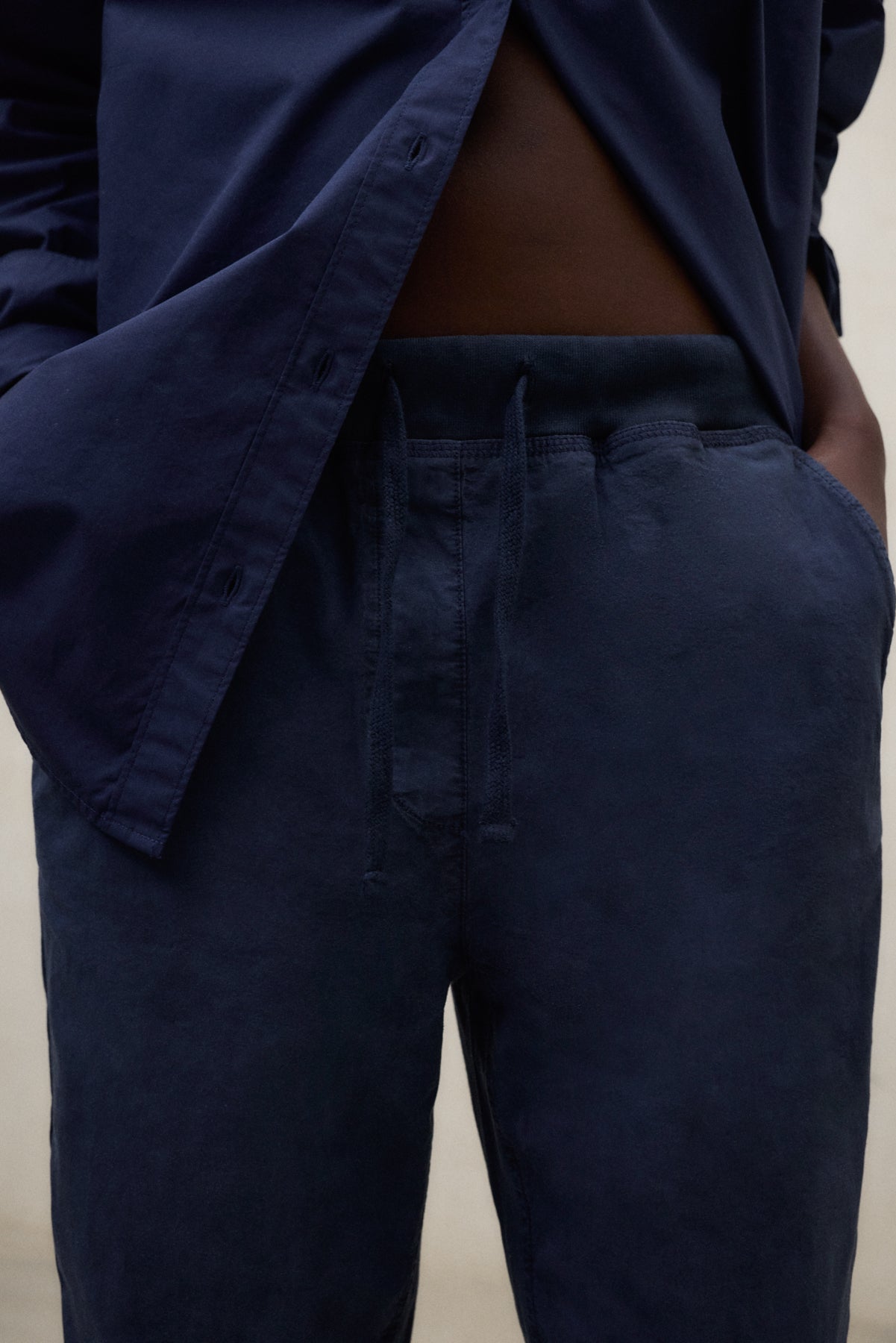 ecoalf-pantalones-gonges-azul-pantalones-de-mujer-de-algod-n-org-nico-con-cintur image 4