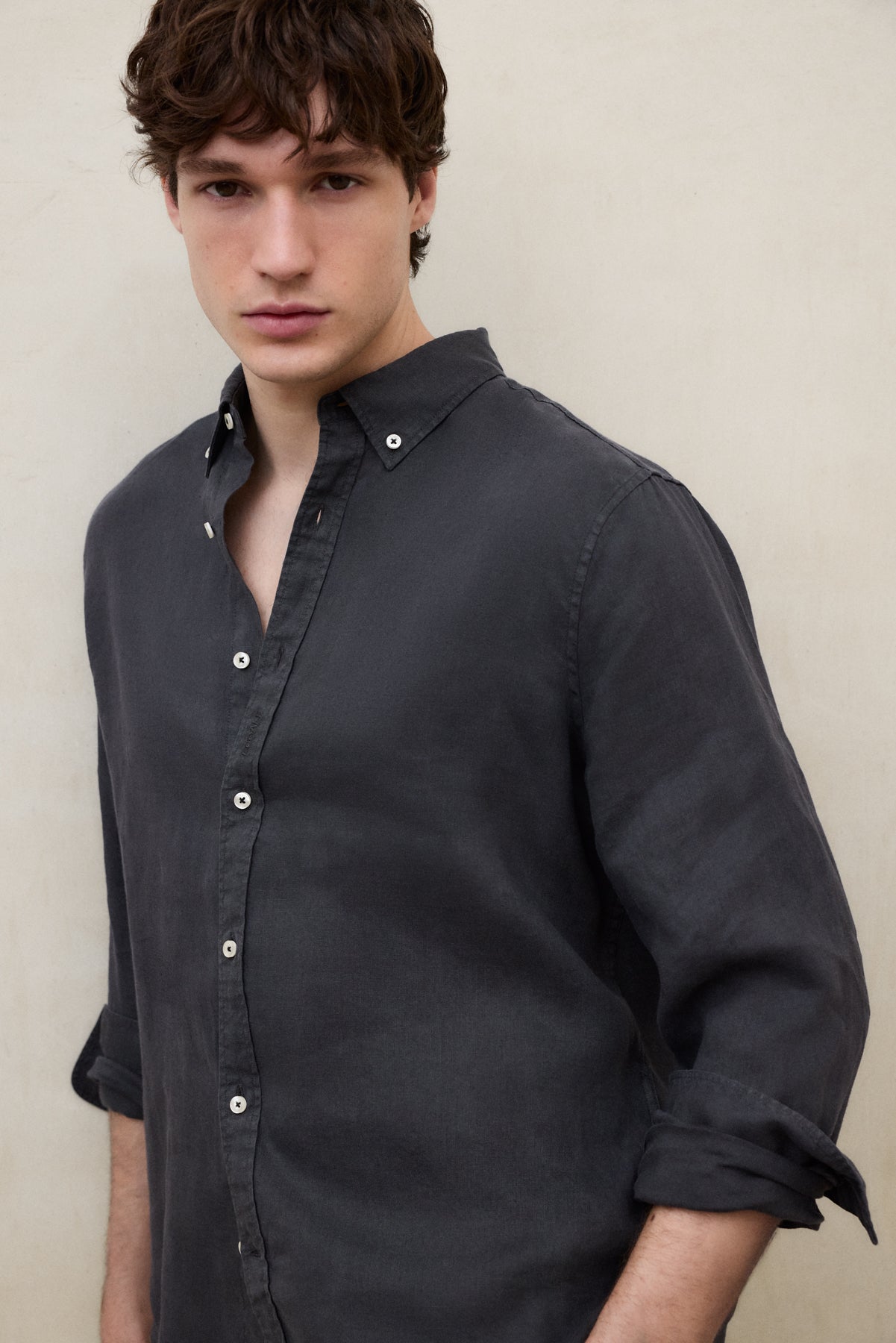 camisa-malibu-de-ecoalf-para-hombre-100-lino-gris-oscuro-manga-larga-fit-regular image 2