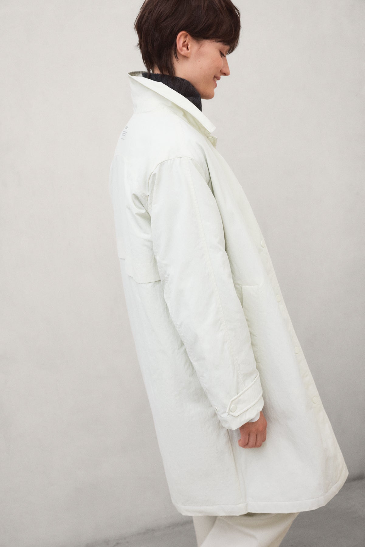 chaqueta-caloa-blanca-de-ecoalf-para-mujer-poliamida-reciclada-repelente-al-agua image 2