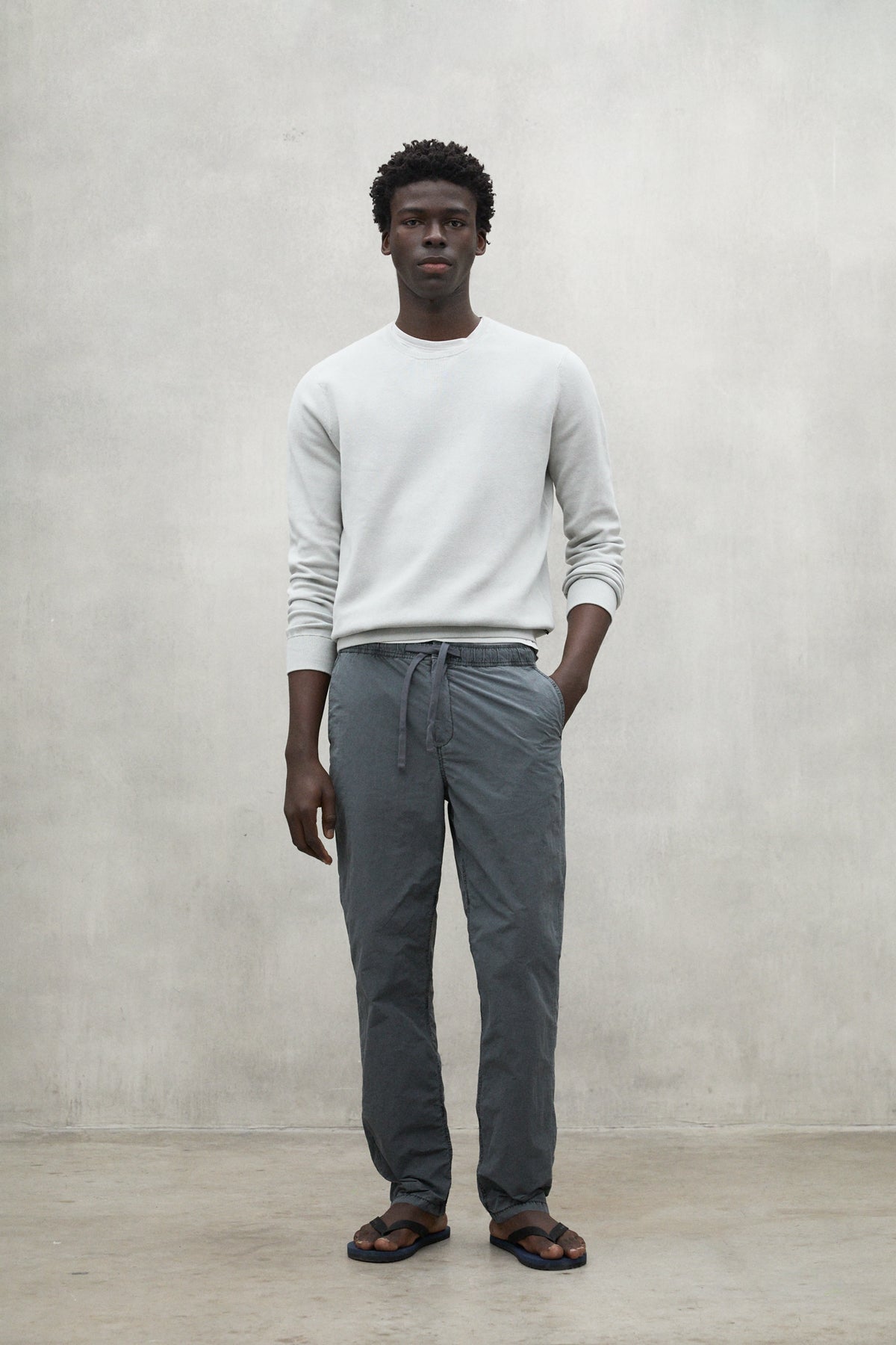pantal-n-ecoalf-ethic-nylon-gris-oscuro-72-poliamida-reciclada image 4