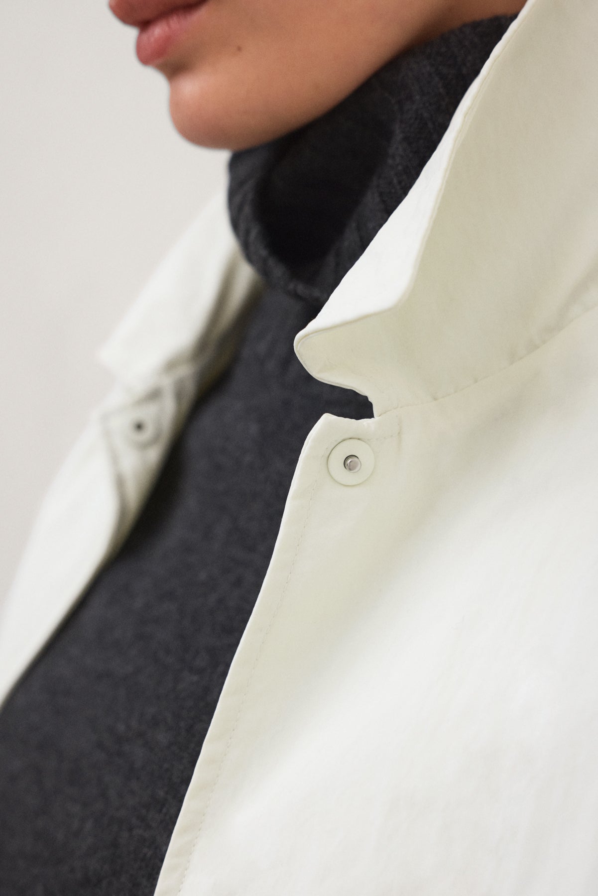 chaqueta-caloa-blanca-de-ecoalf-para-mujer-poliamida-reciclada-repelente-al-agua image 6