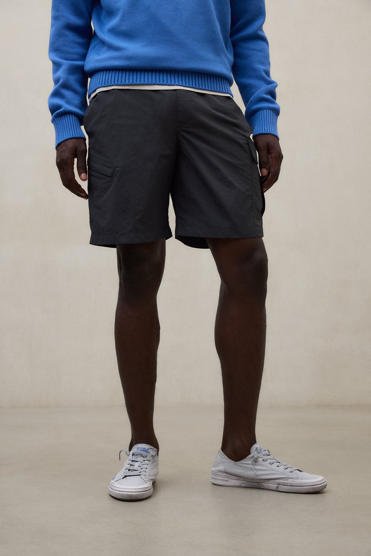 ecoalf-shorts-adhi-gris-oscuro-shorts-de-hombre-de-poliamida-reciclada-con-bolsi image 4