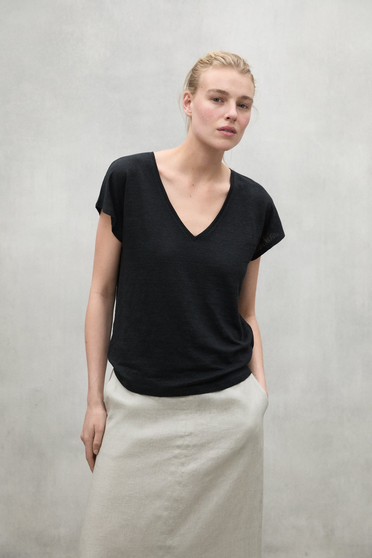camiseta-arendal-negra-de-ecoalf-para-mujer-100-lino-fit-holgado-y-cuello-en-v image 2
