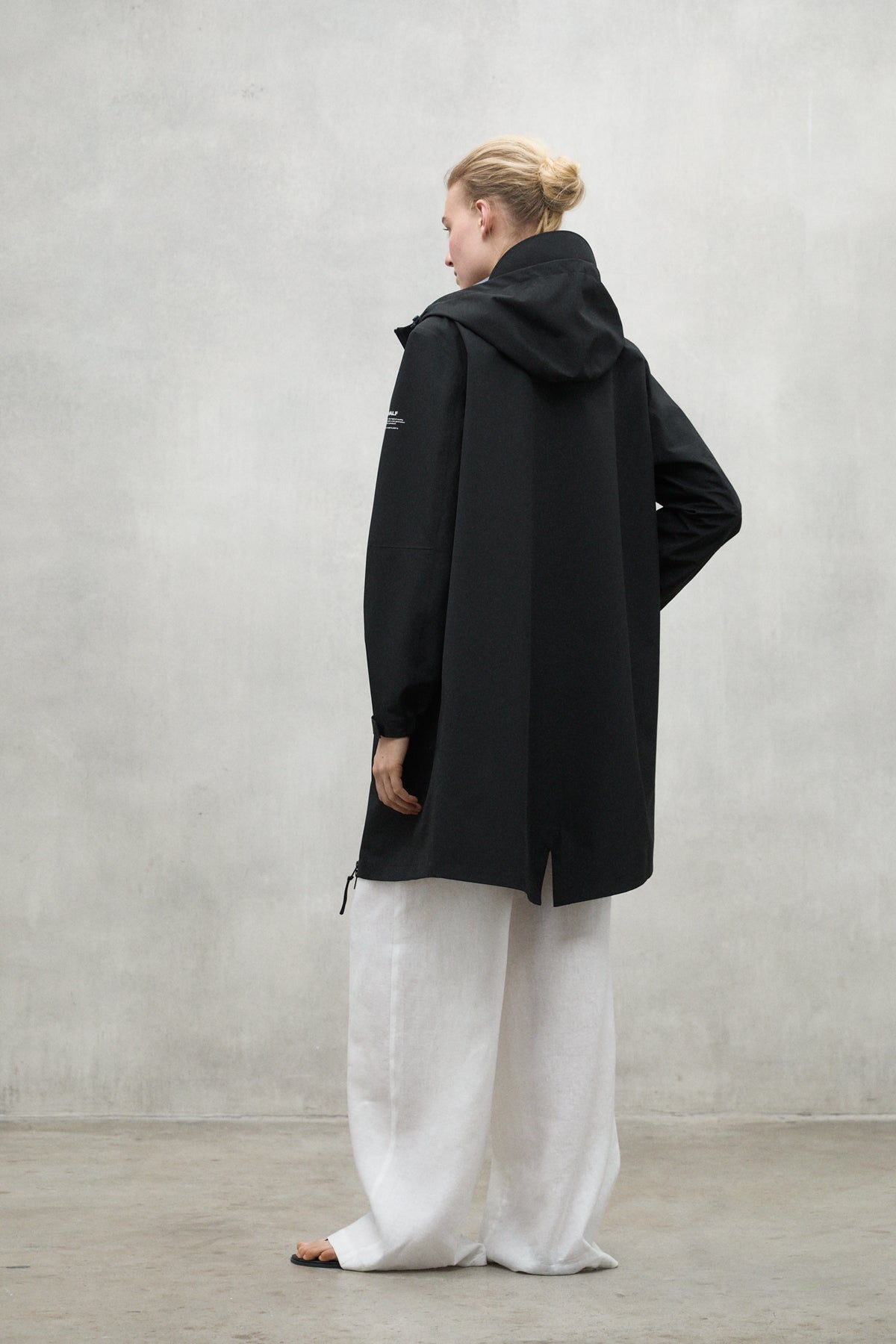 chaqueta-venue-negra-ecoalf-poli-ster-reciclado-capucha-ajustable-y-impermeable image 3
