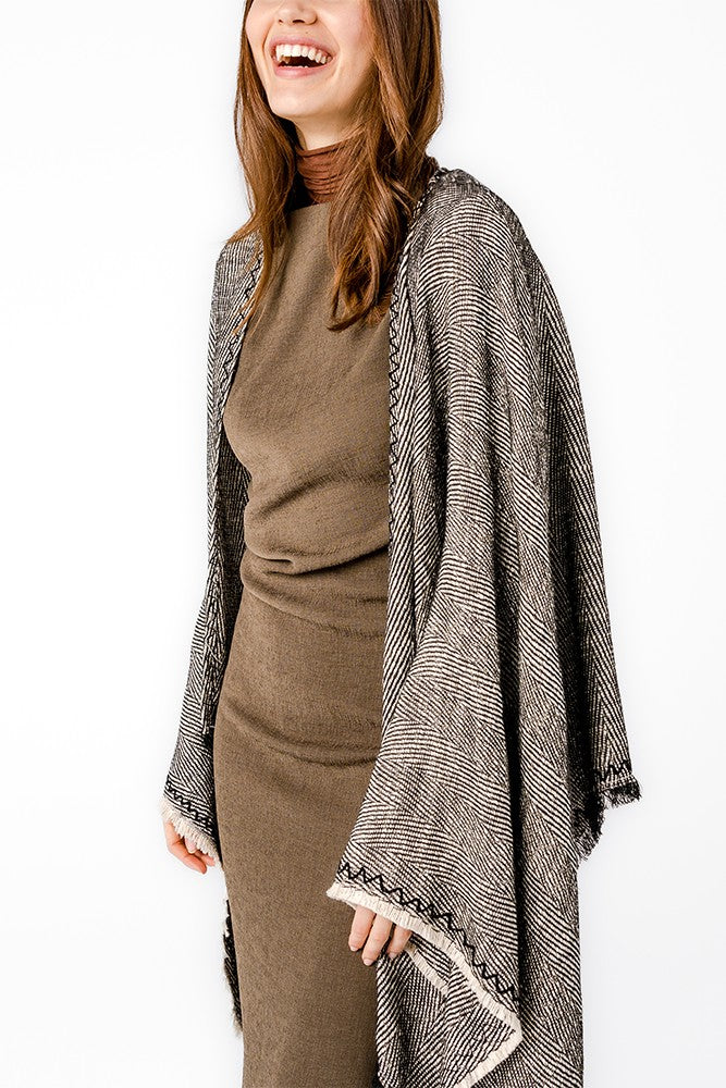 abbacino-poncho-estampado-lineal-negro image 4