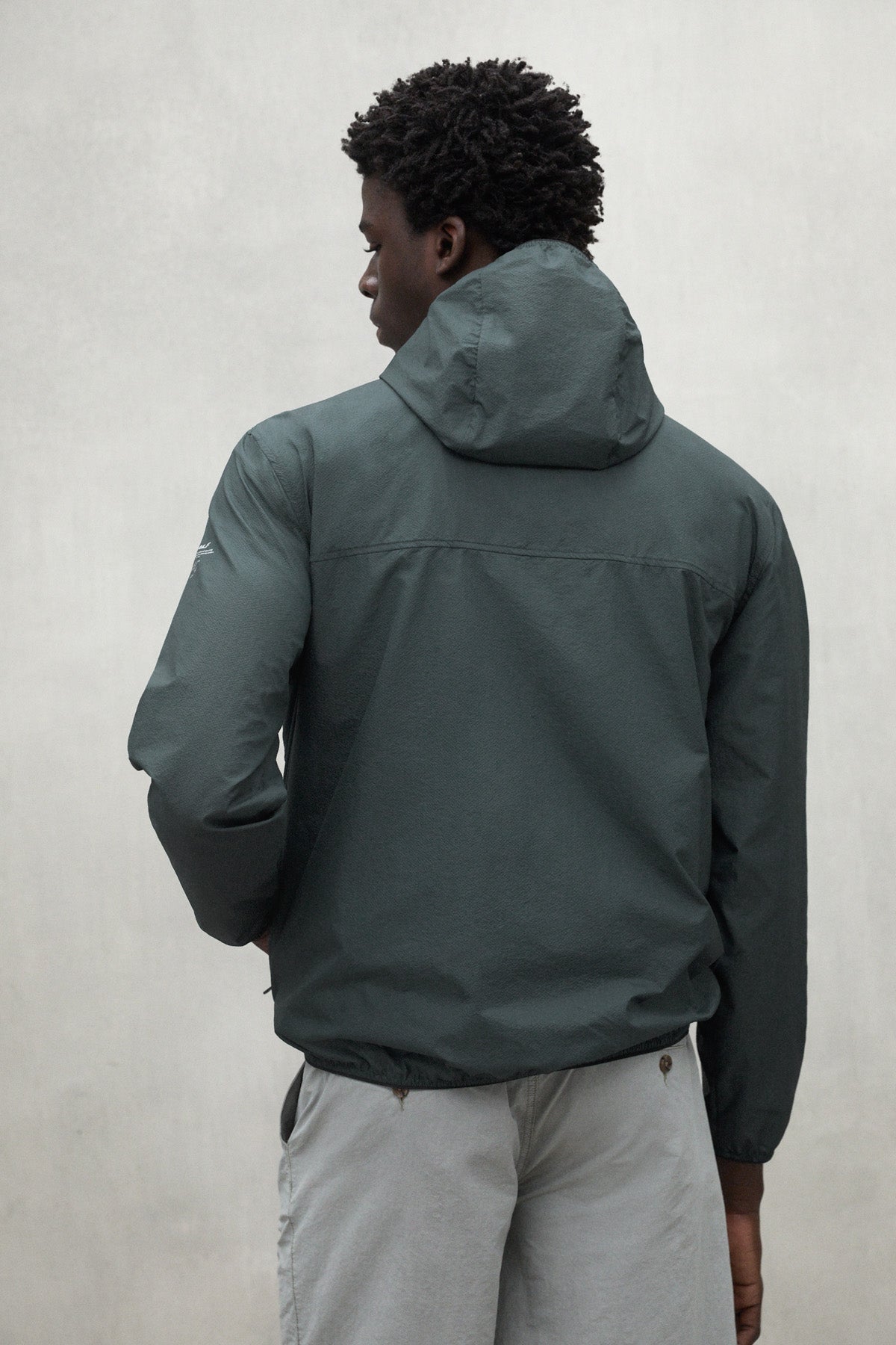 ecoalf-chaqueta-mori-gris-poliamida-reciclada-repelente-al-agua image 3