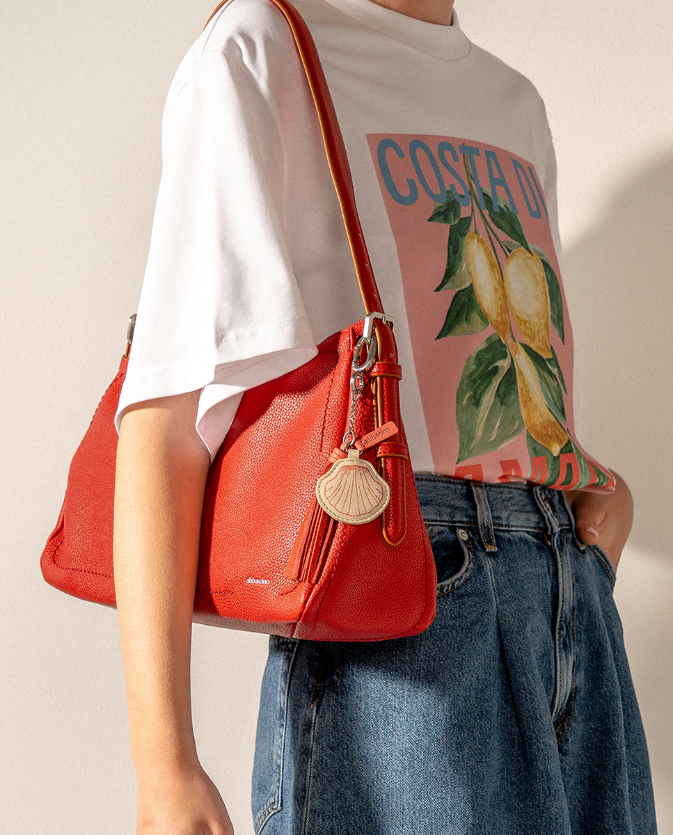 llavero-charm-concha-abbacino-en-piel-roja-con-borla-accesorio-para-bolsos image 4