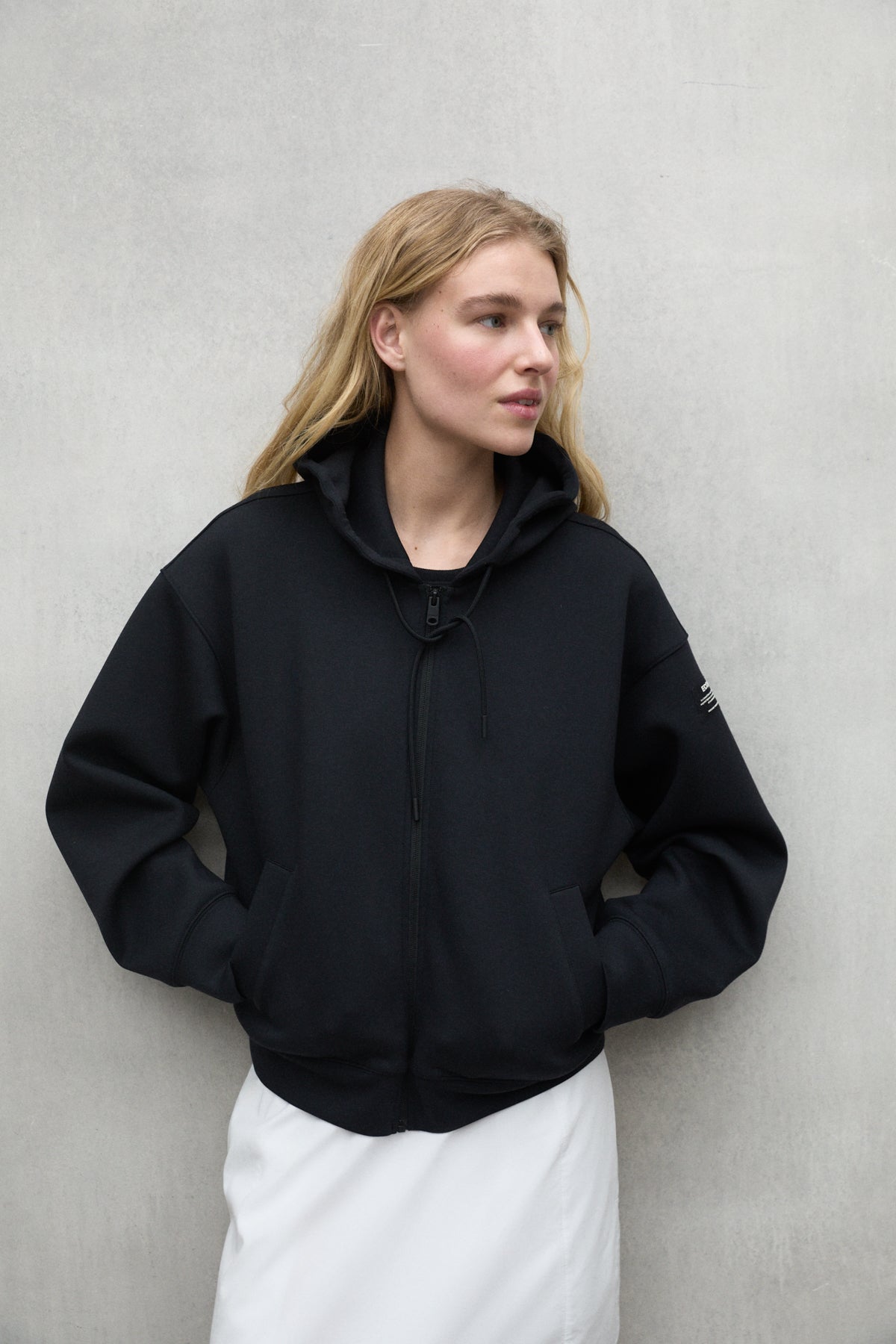 sudadera-ecoalf-arica-negra-de-mujer-16-lenzing-ecovero-fit-holgado-con-capucha image 2