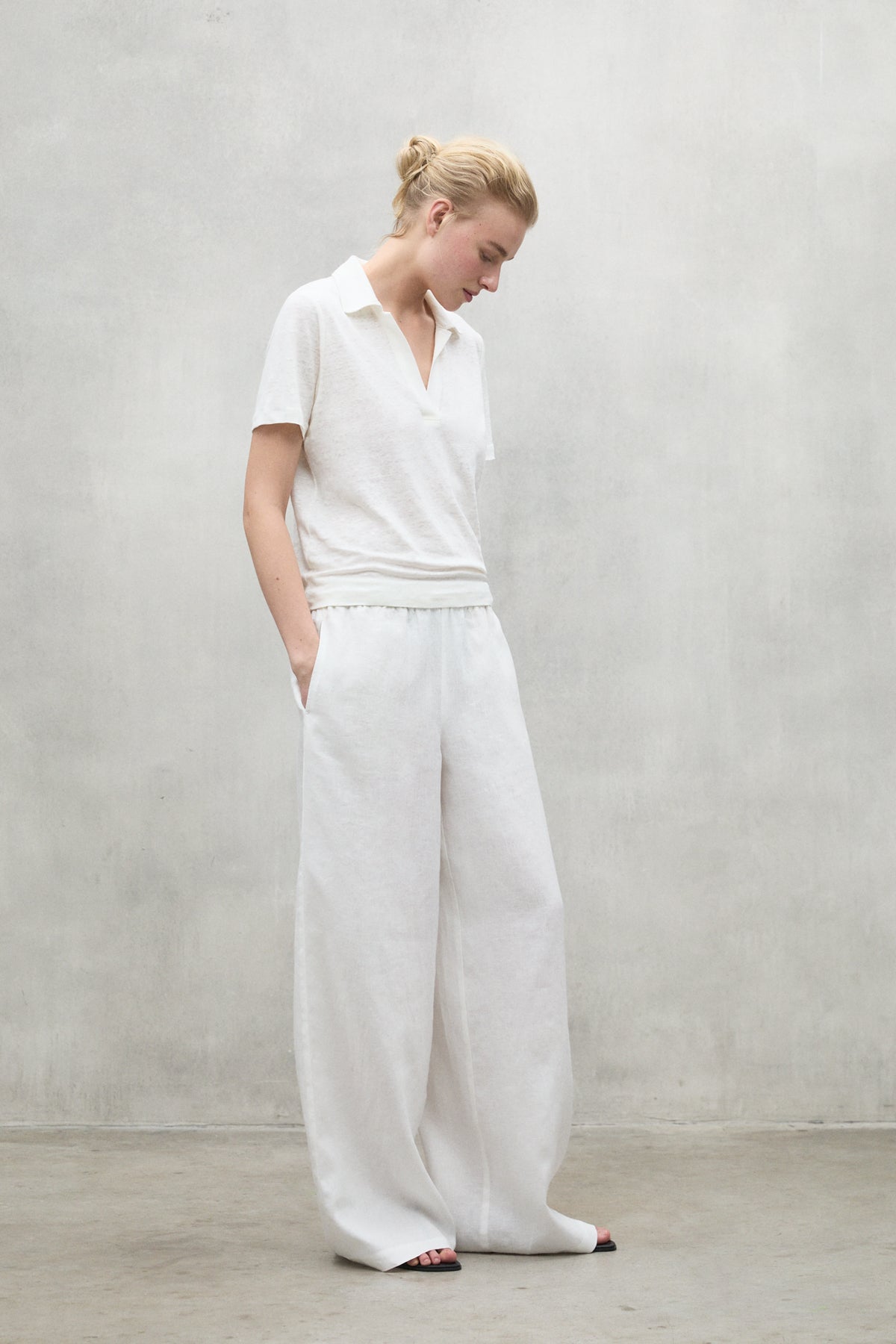 ecoalf-camiseta-troms-blanca-de-mujer-100-lino-fit-holgado-y-hombros-ca-dos image 2