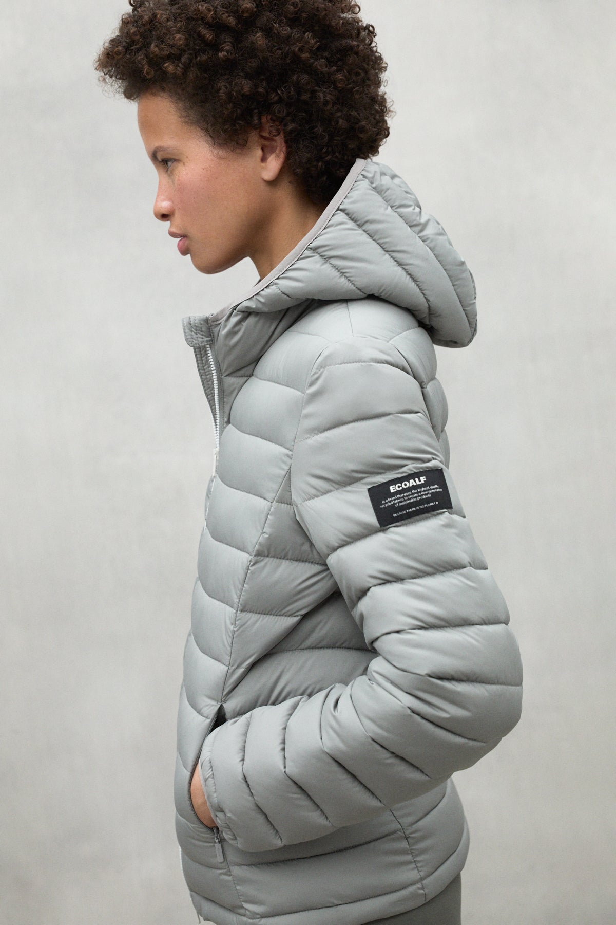chaqueta-atlantic-gris-claro-de-mujer-ecoalf-poliamida-reciclada-ultraligera image 2