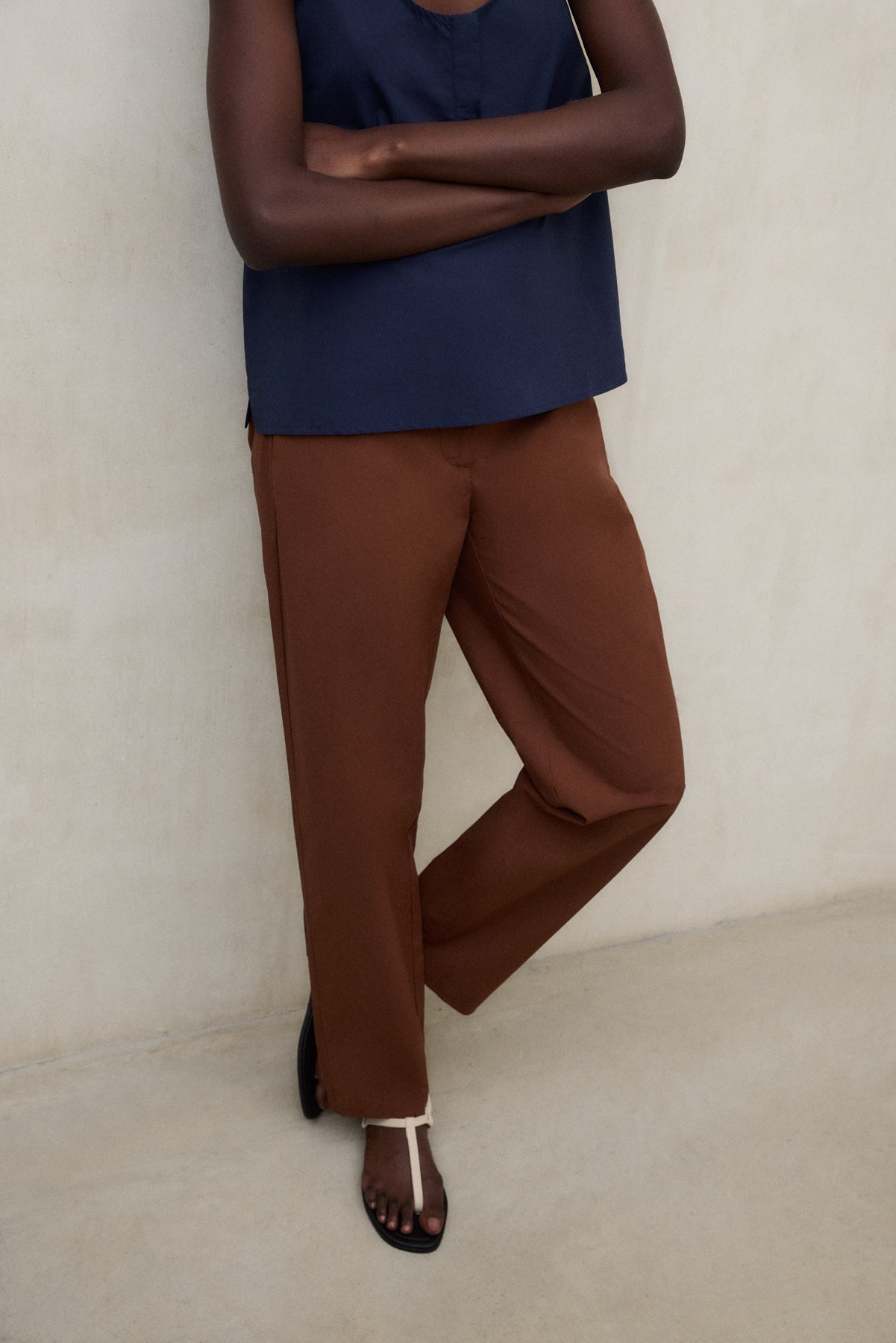 pantalones-ecoalf-laga-marr-n-70-algod-n-org-nico-pierna-ajustada-mujer image 2