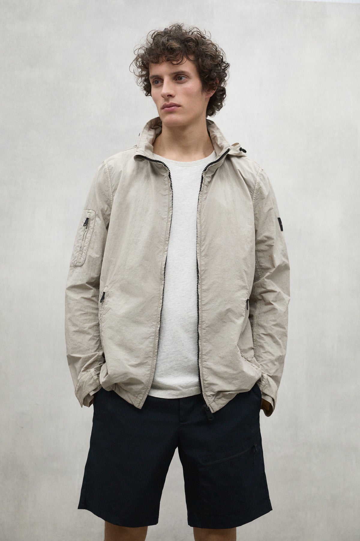 ecoalf-chaqueta-rigi-beige-para-hombre-72-poliamida-reciclada-capucha-plegada-y- image 2